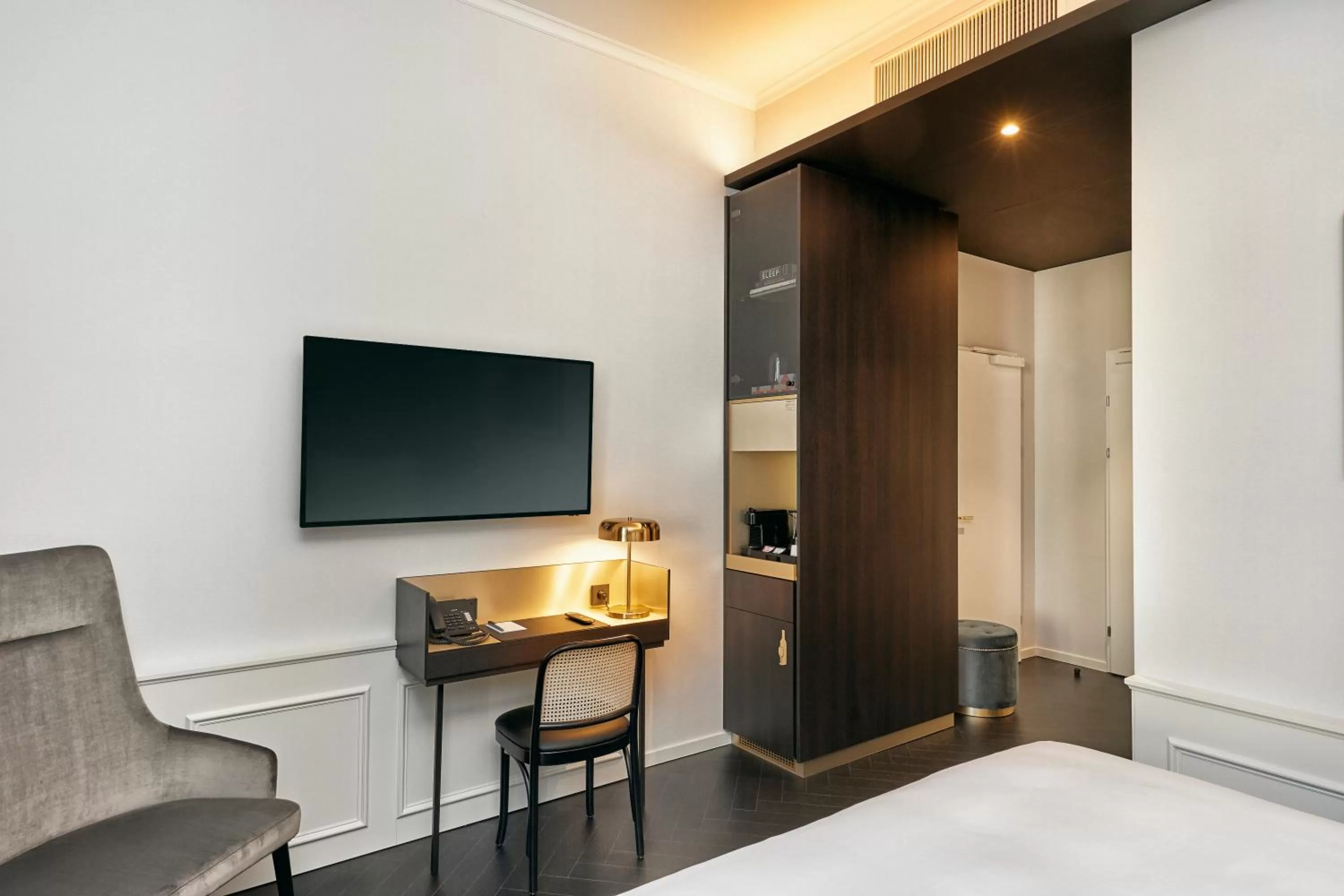 TV and multimedia, Bed in HYPERION Hotel Salzburg