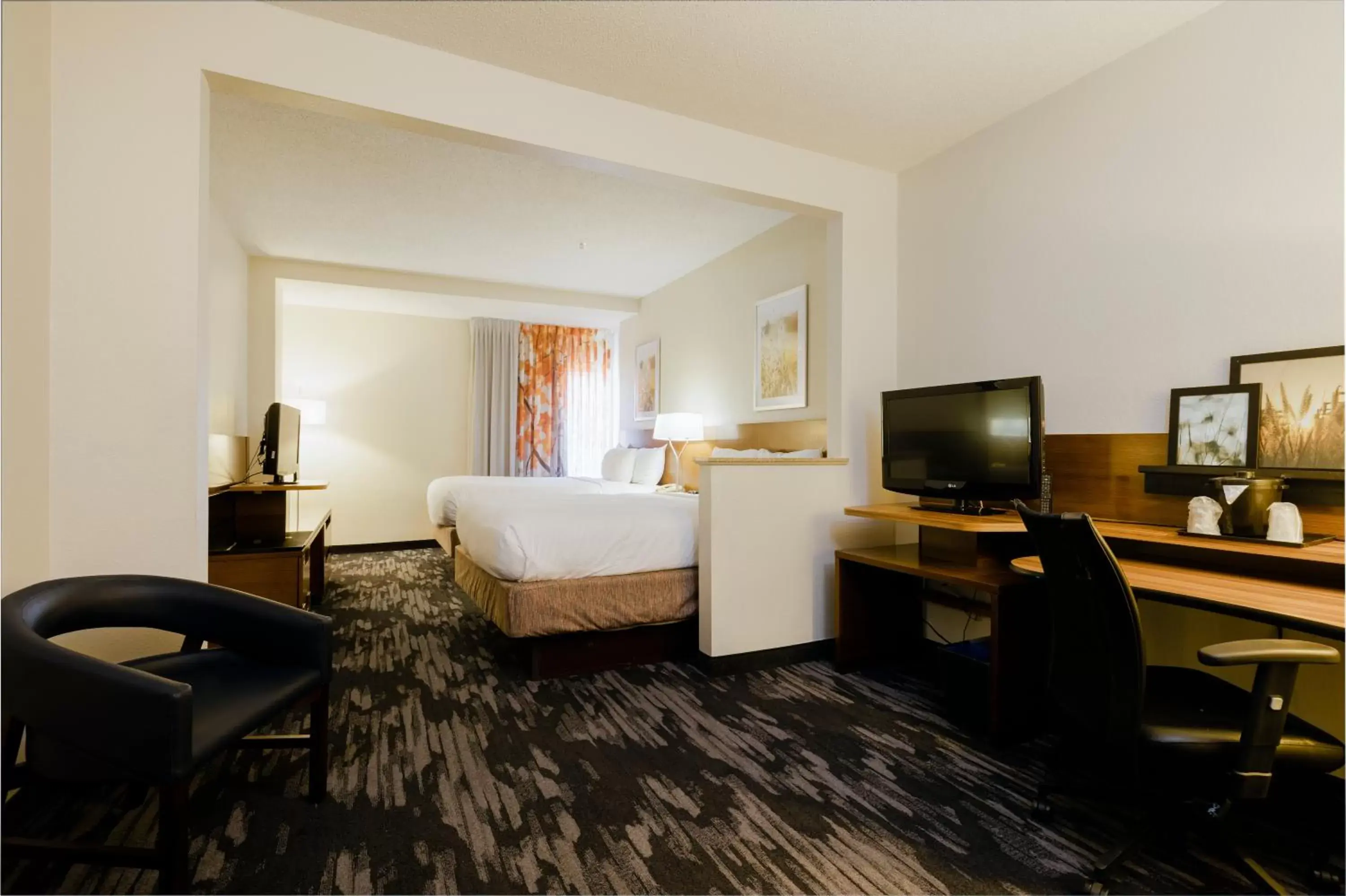 Bedroom, TV/Entertainment Center in Fairfield Inn & Suites by Marriott Charleston North/Ashley Phosphate