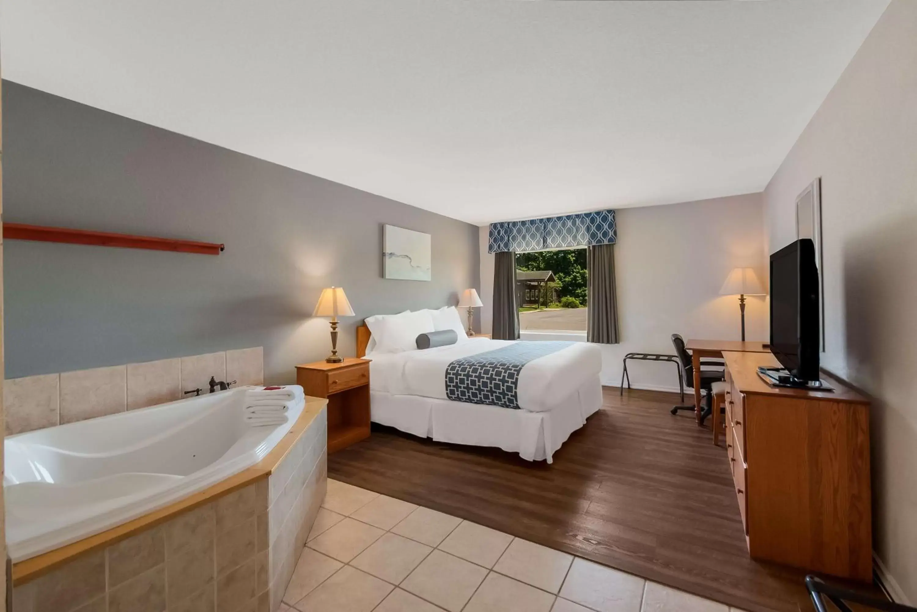 Bedroom in SureStay Plus Hotel by Best Western Berkeley Springs