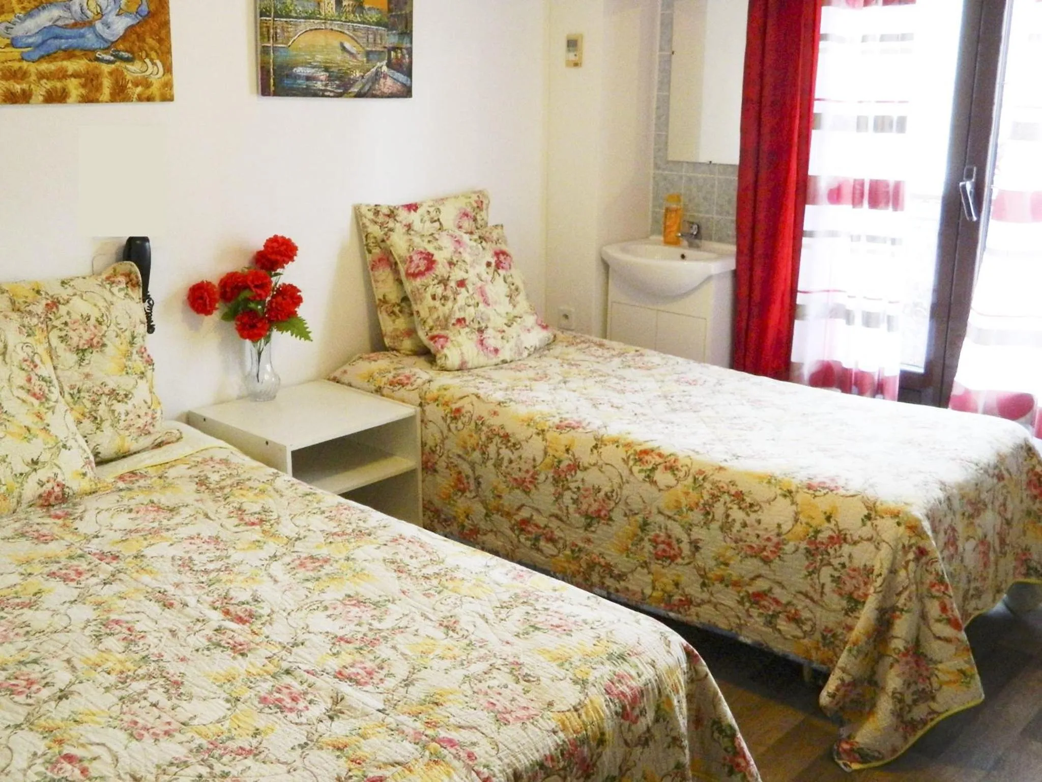 Bed in Hotel Paris Star