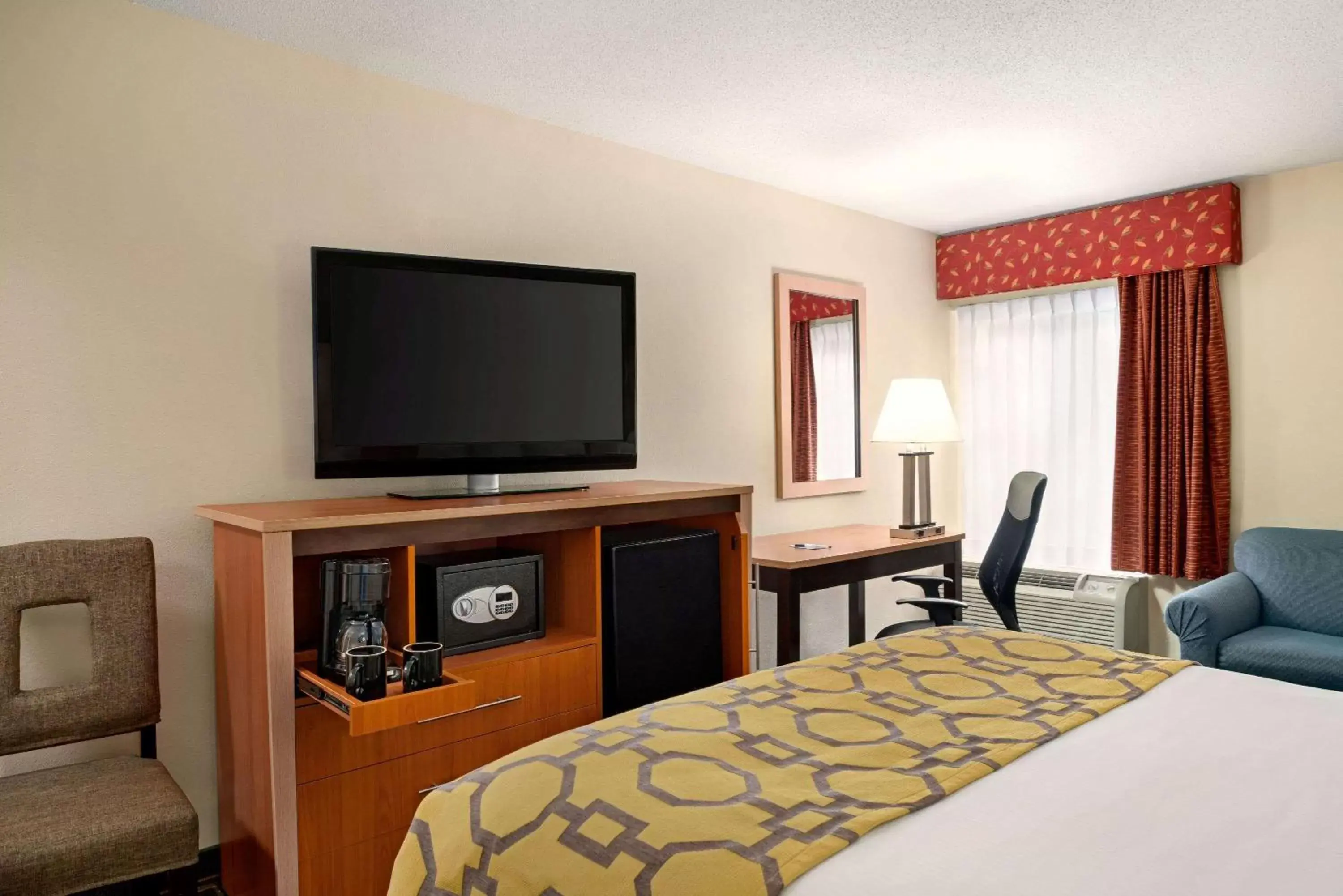 Bed, TV/Entertainment Center in Baymont by Wyndham North Dartmouth