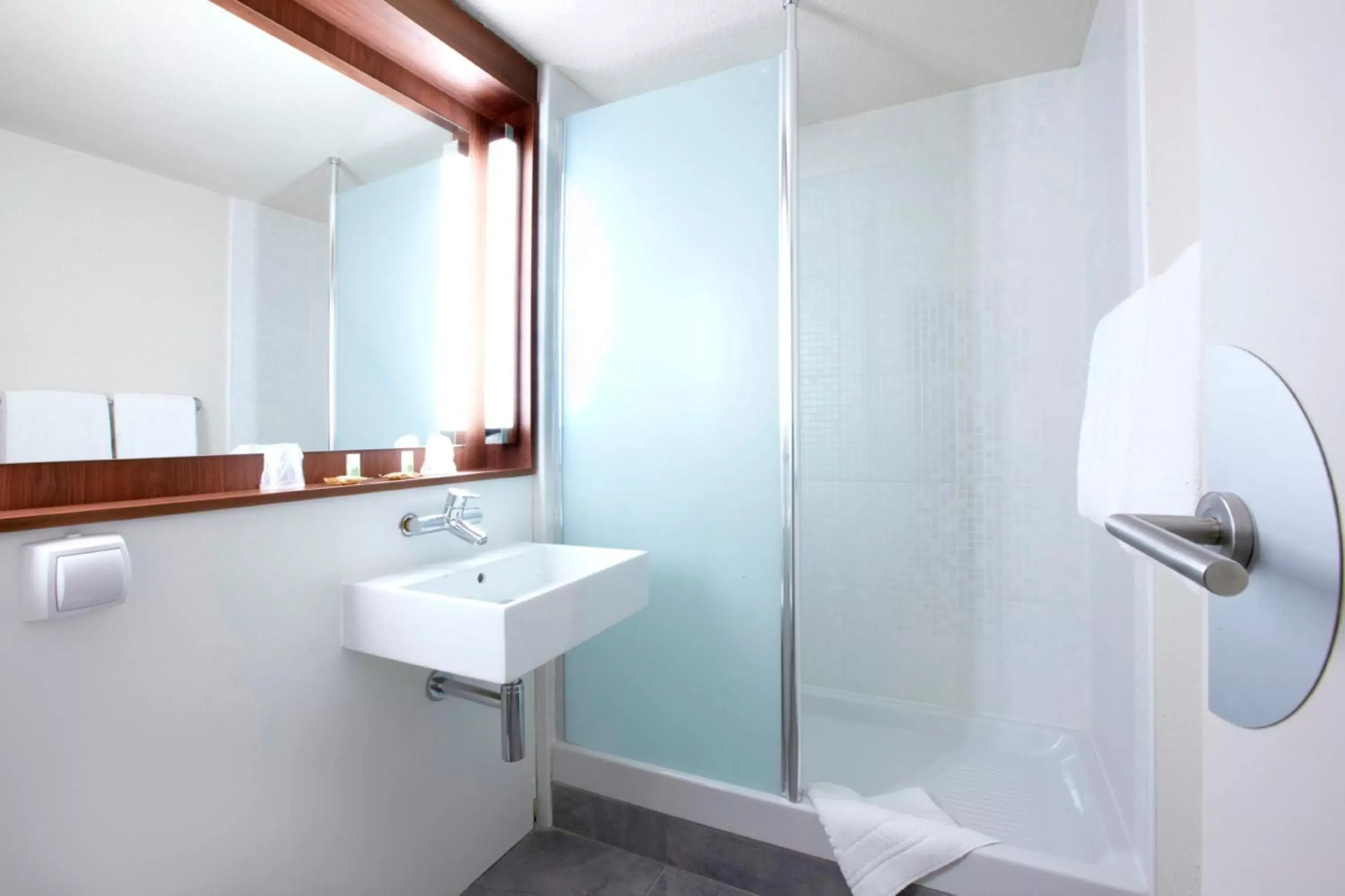 Bathroom in Campanile Montbéliard - Sochaux