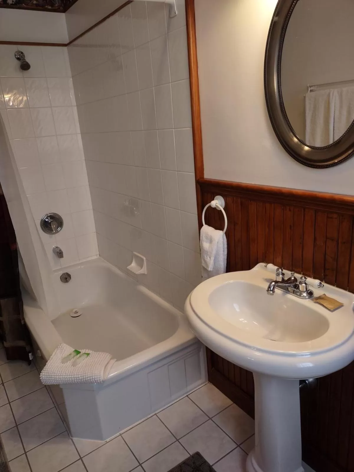 Bath, Bathroom in The King George Inn