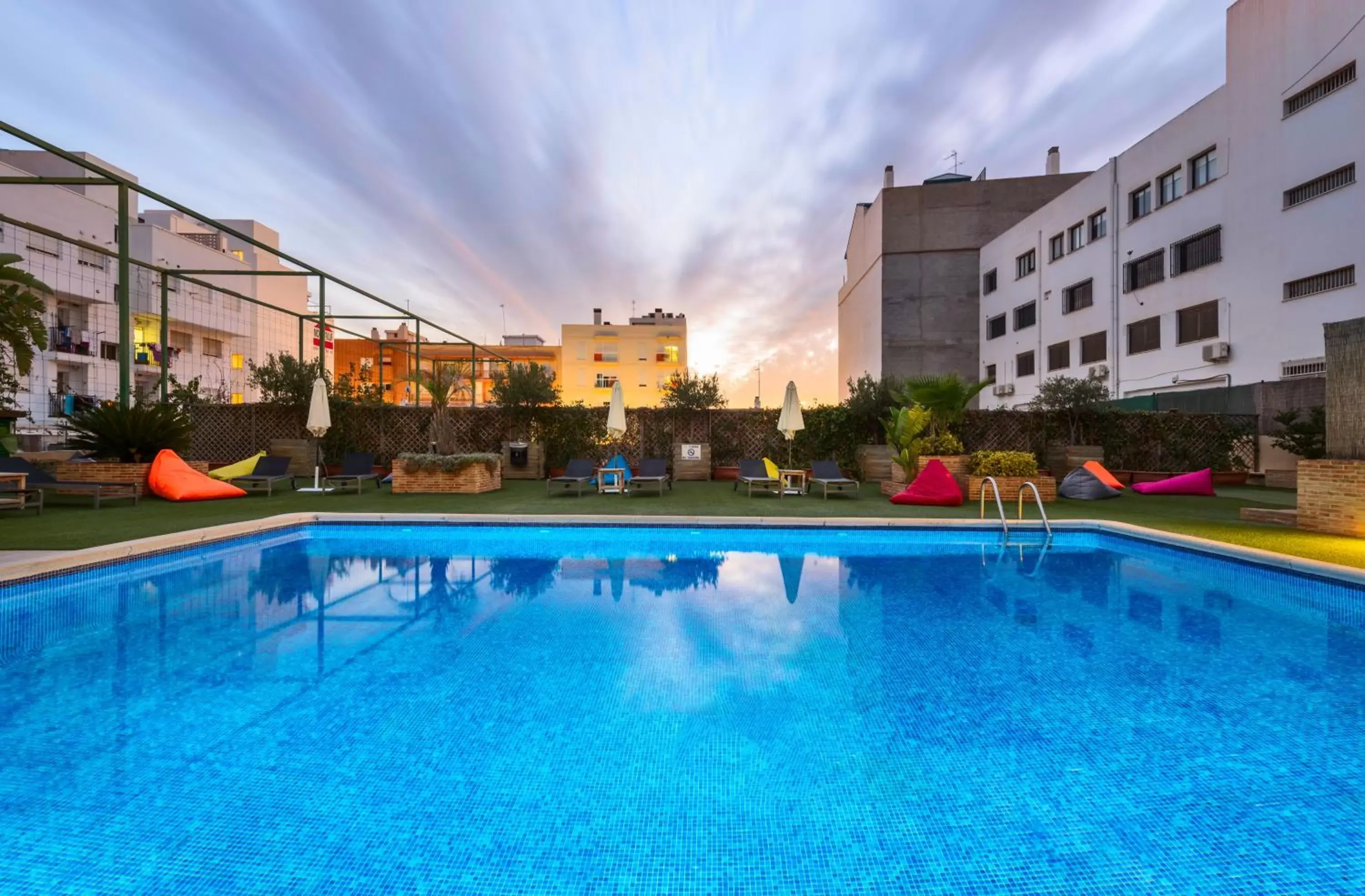 Property building, Swimming Pool in Port Feria Valencia