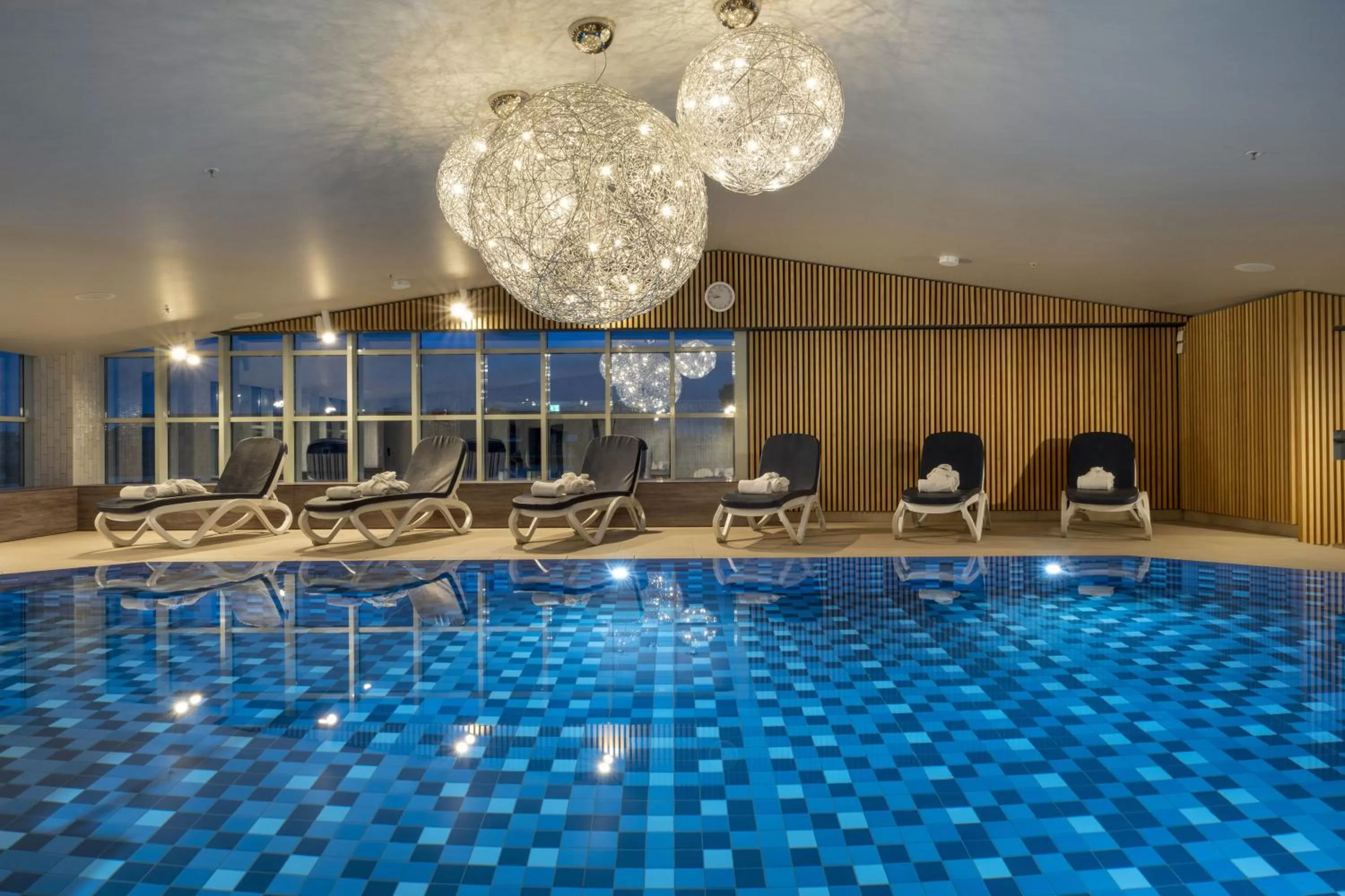 Swimming pool in Maritim Hotel München