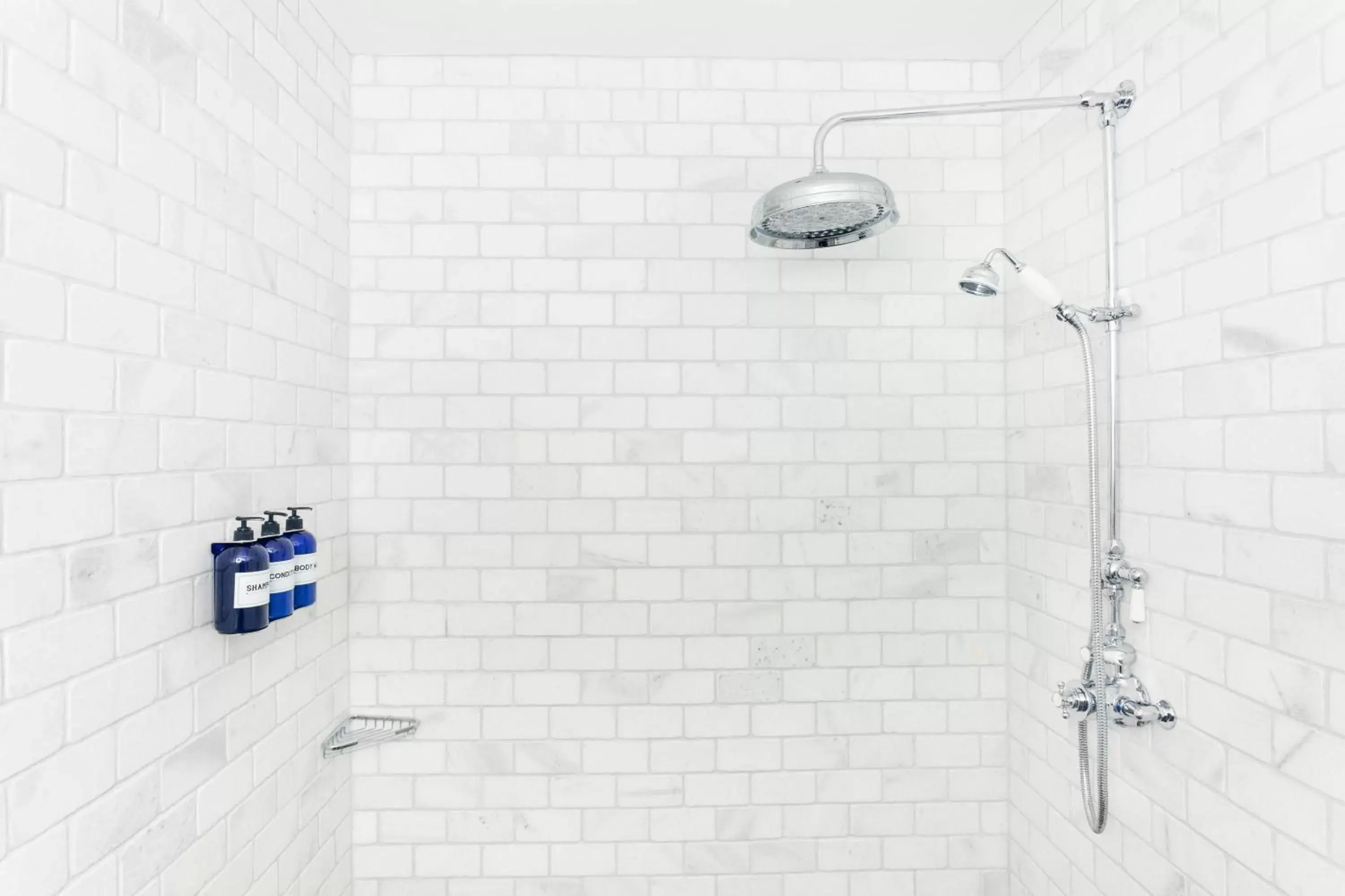 Shower, Bathroom in Argos Inn - Ithaca's Boutique Hotel