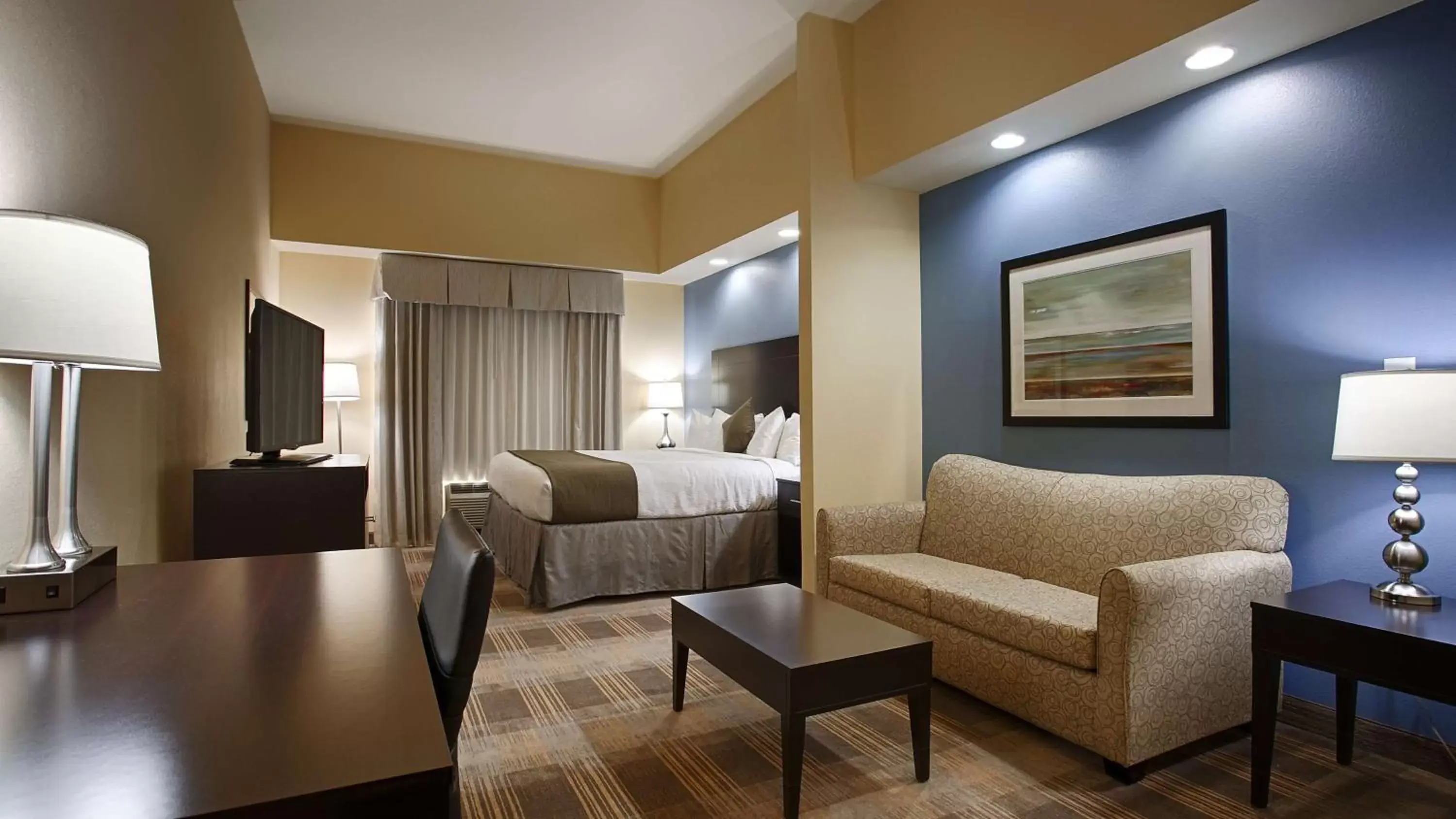 Photo of the whole room, Seating Area in Best Western Plus Fort Worth Forest Hill Inn & Suites