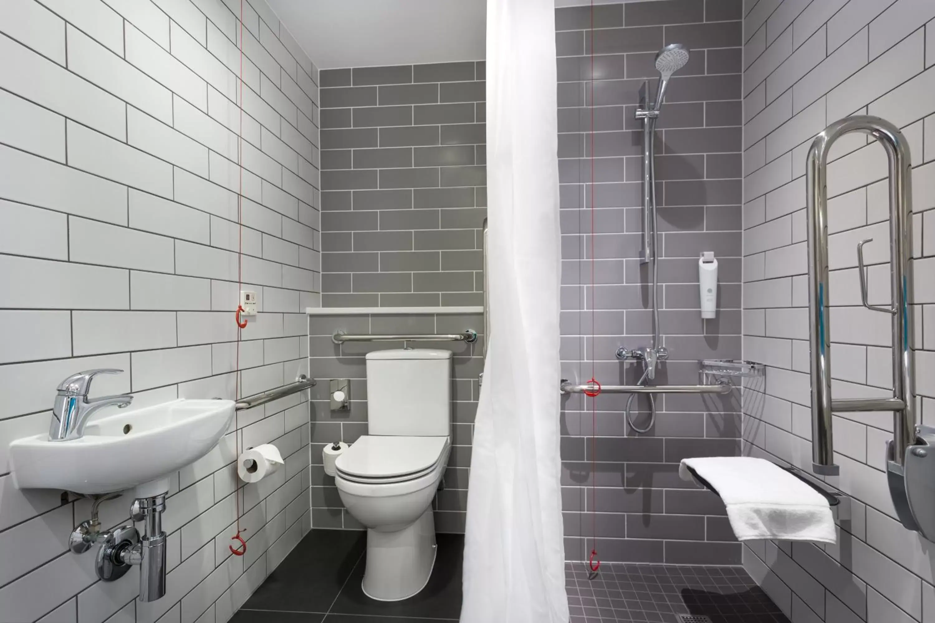 Photo of the whole room, Bathroom in Holiday Inn Express London - Watford Junction, an IHG Hotel