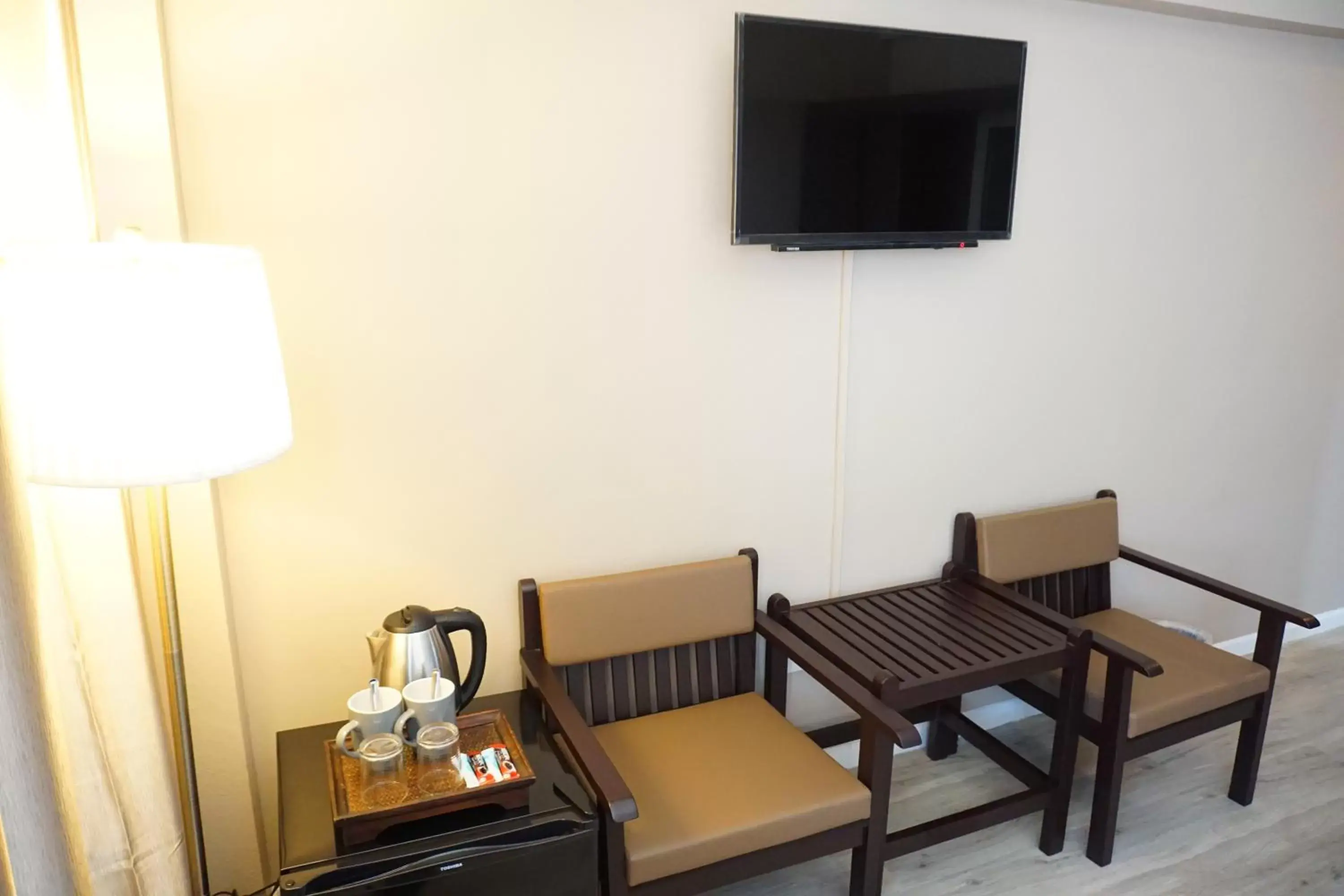 Coffee/tea facilities, TV/Entertainment Center in Taris Art Hotel Phrae