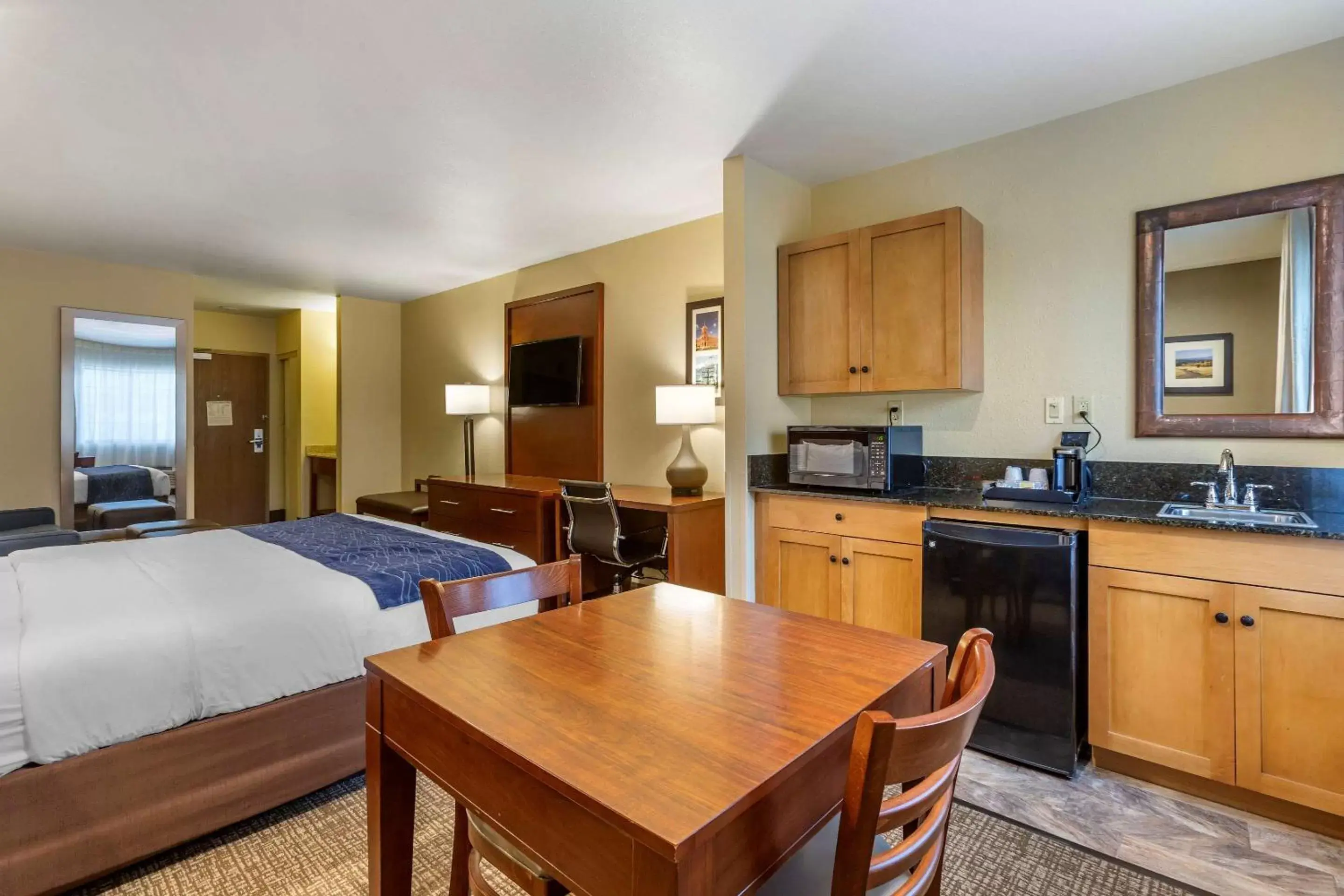 Photo of the whole room, Kitchen/Kitchenette in Comfort Inn I-17 & I-40 Flagstaff