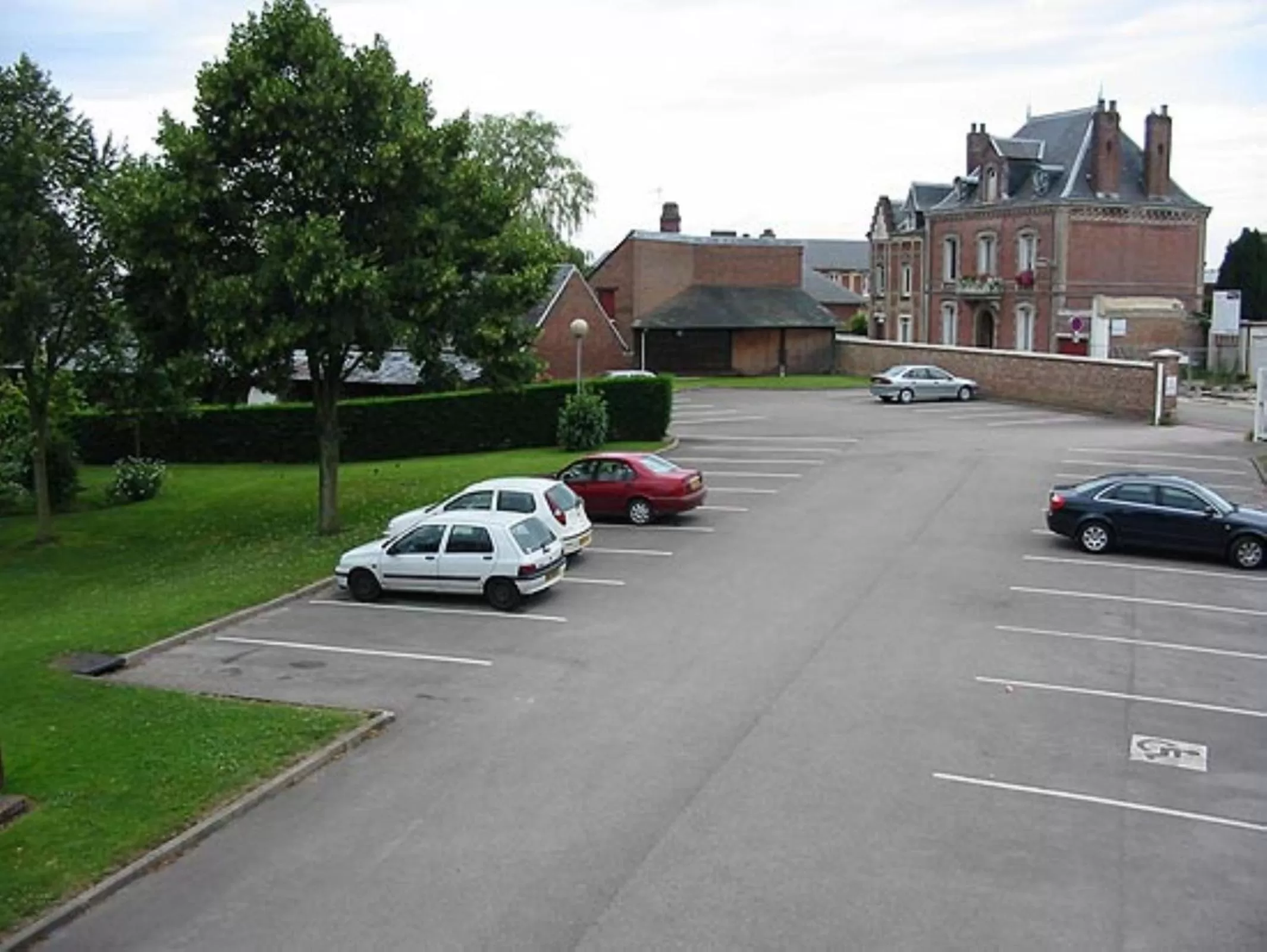 Property building in Hôtel Restaurant La Paix La Robe et le Palais