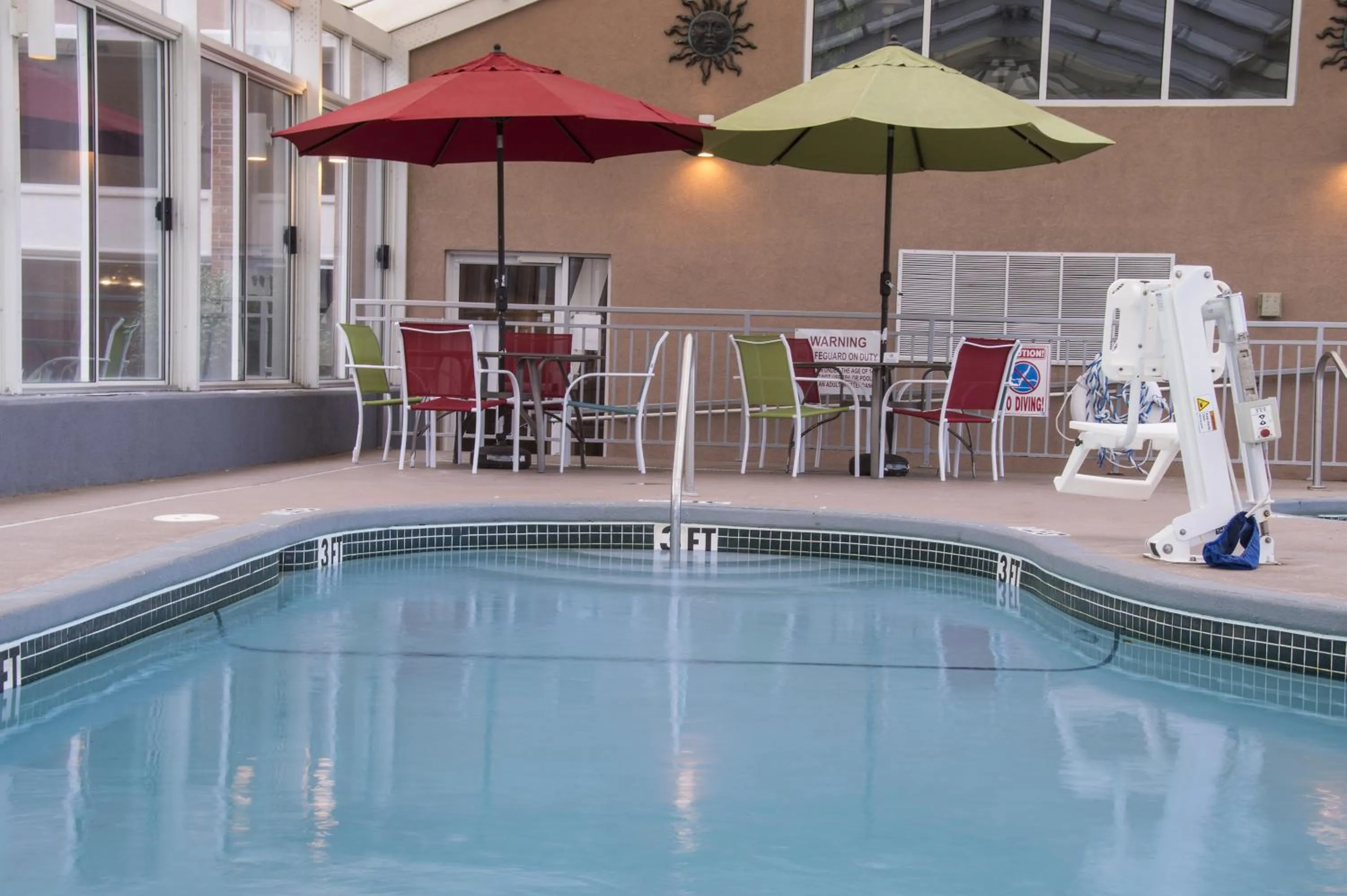 Swimming pool in Lamplighter Inn and Suites - North