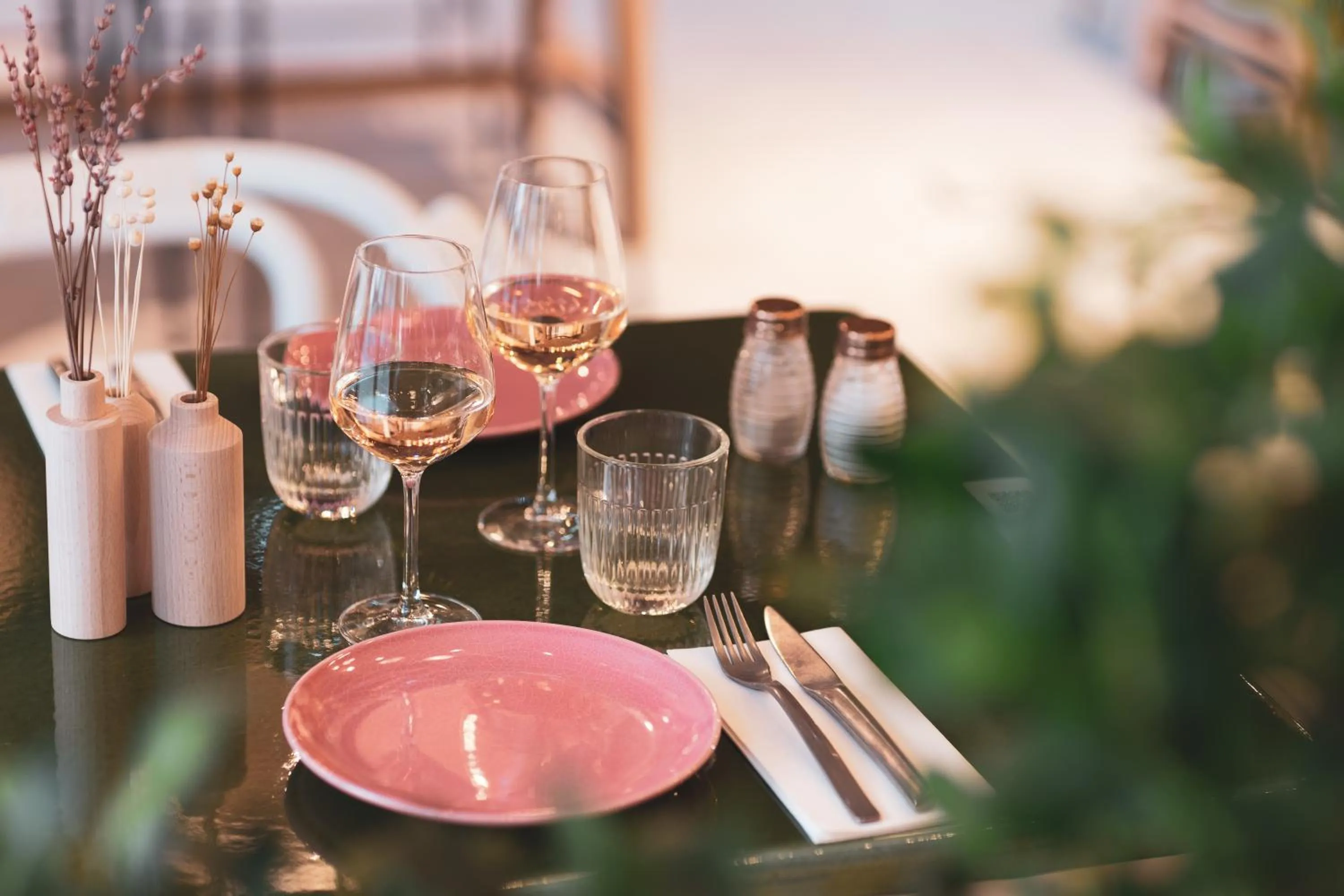 Restaurant/places to eat in Novotel Paris Porte Versailles