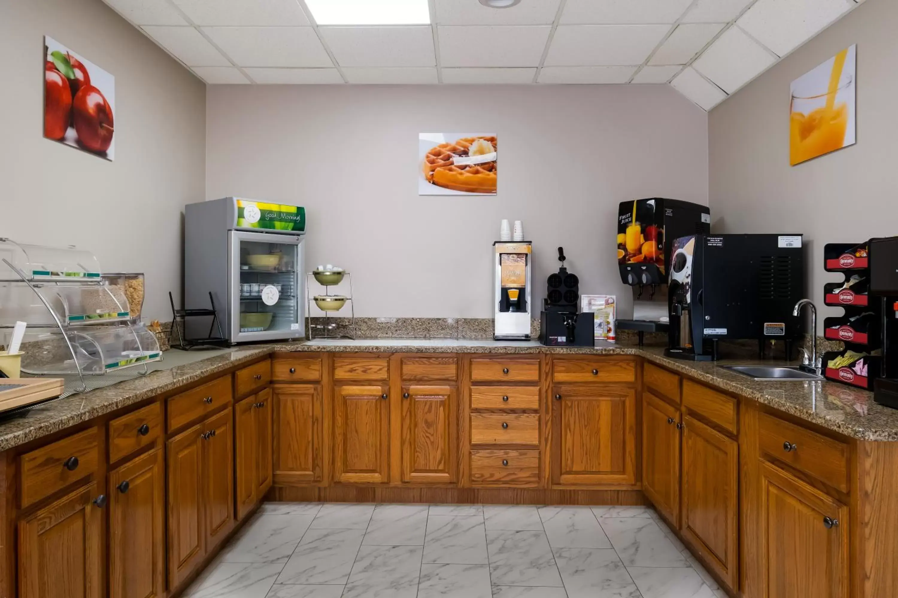 Coffee/tea facilities, Kitchen/Kitchenette in Quality Inn Jefferson at I-85