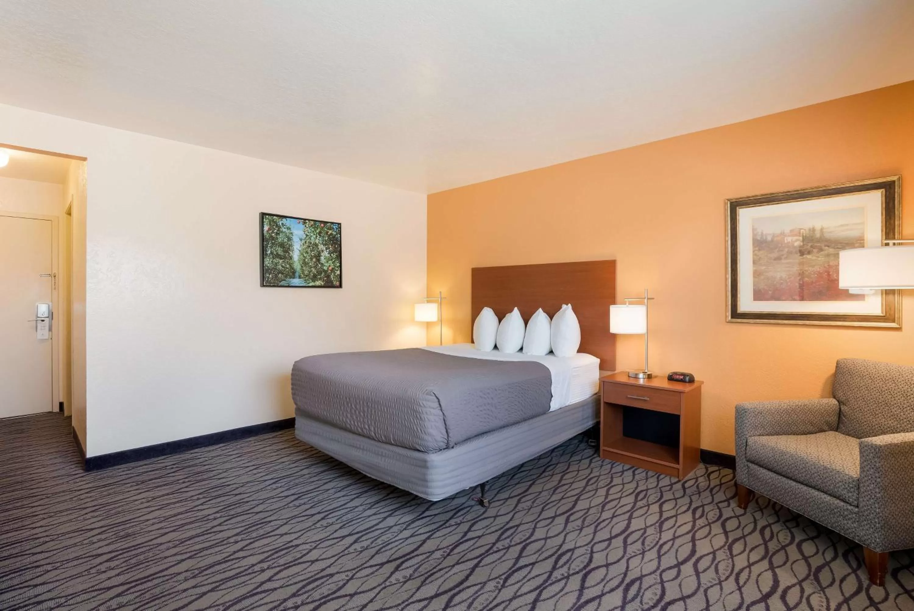 Bedroom, Bed in SureStay Hotel by Best Western Wenatchee