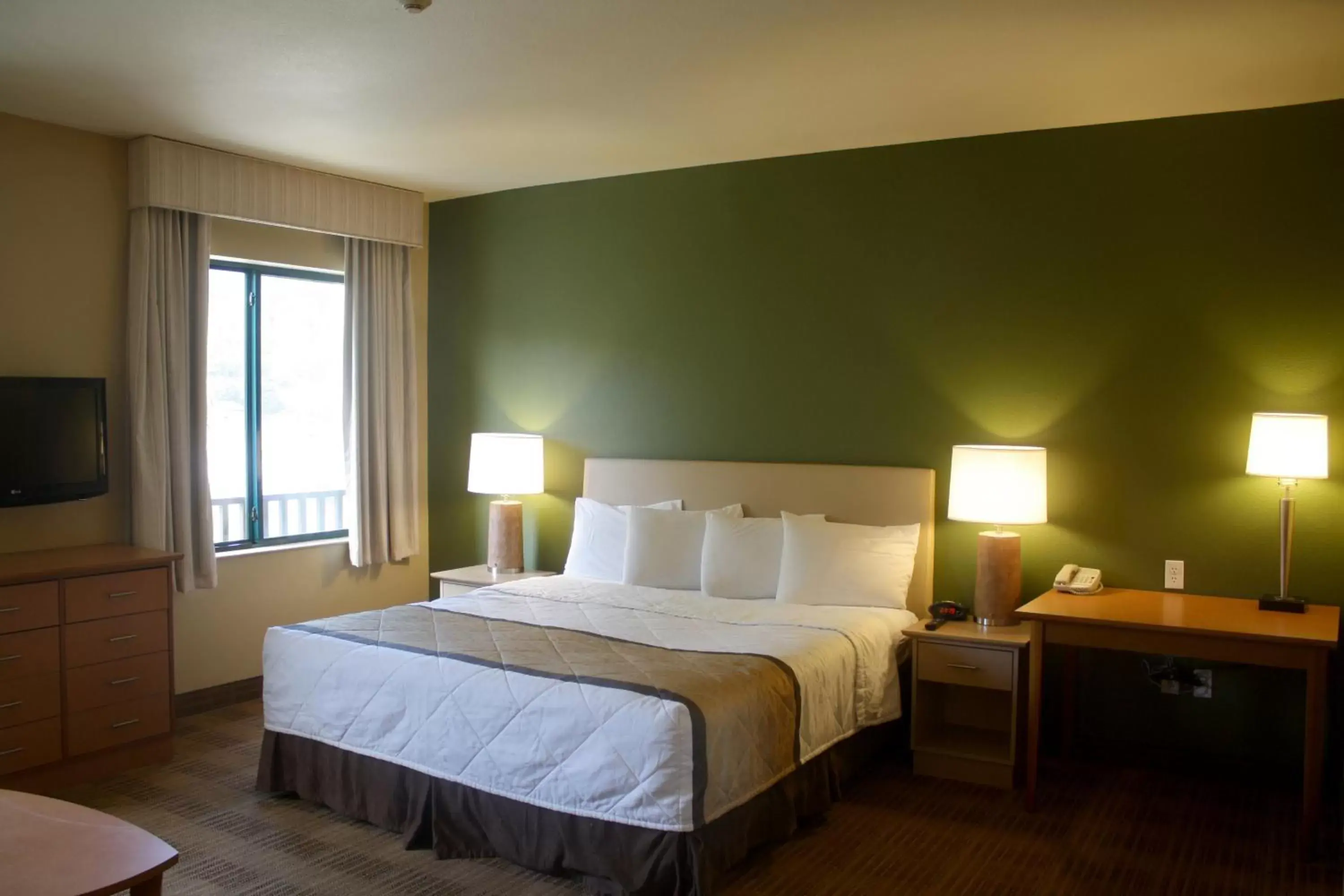 Bed in Extended Stay America Suites - San Rafael - Francisco Blvd East
