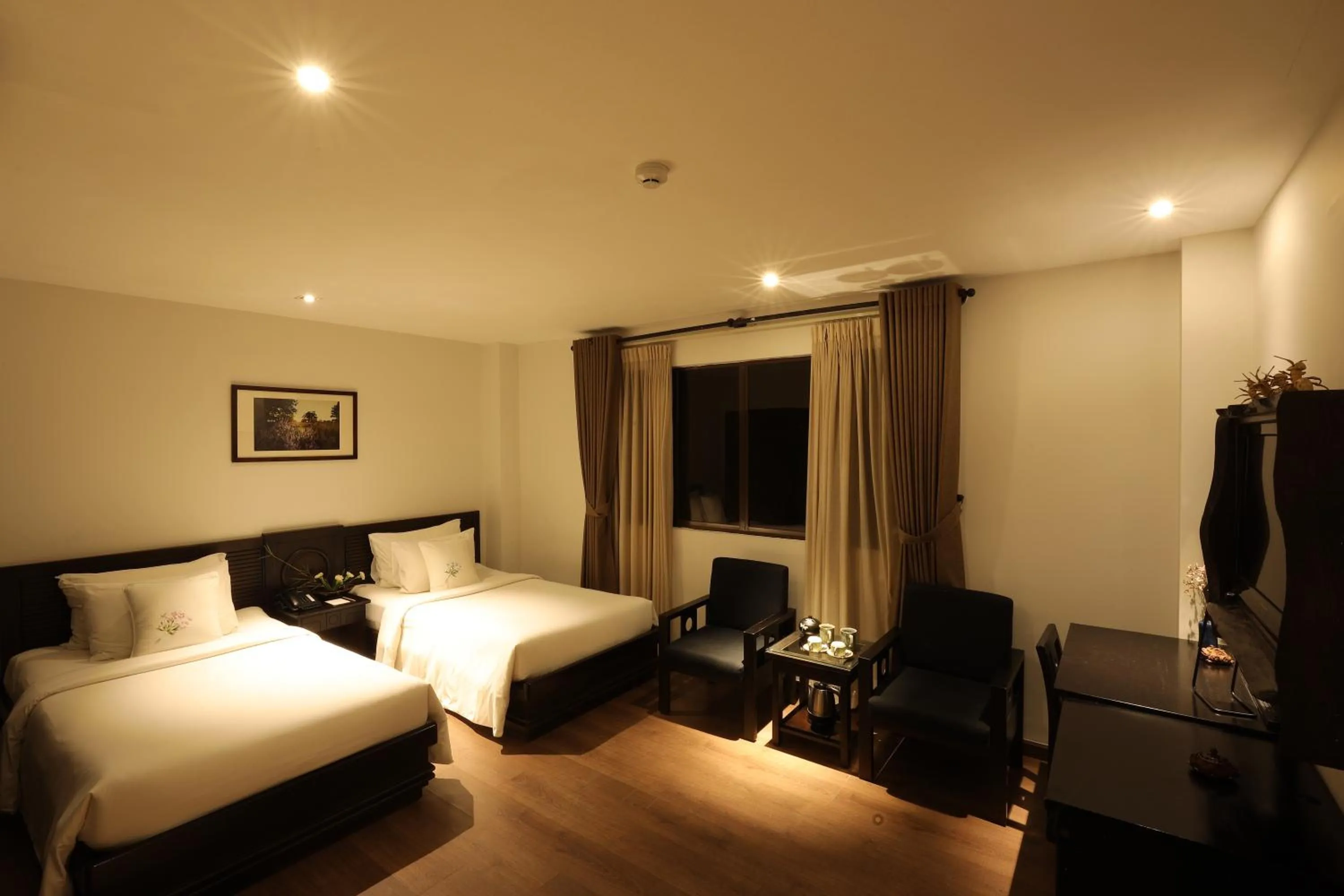 Photo of the whole room, Bed in Cochin Zen Hotel
