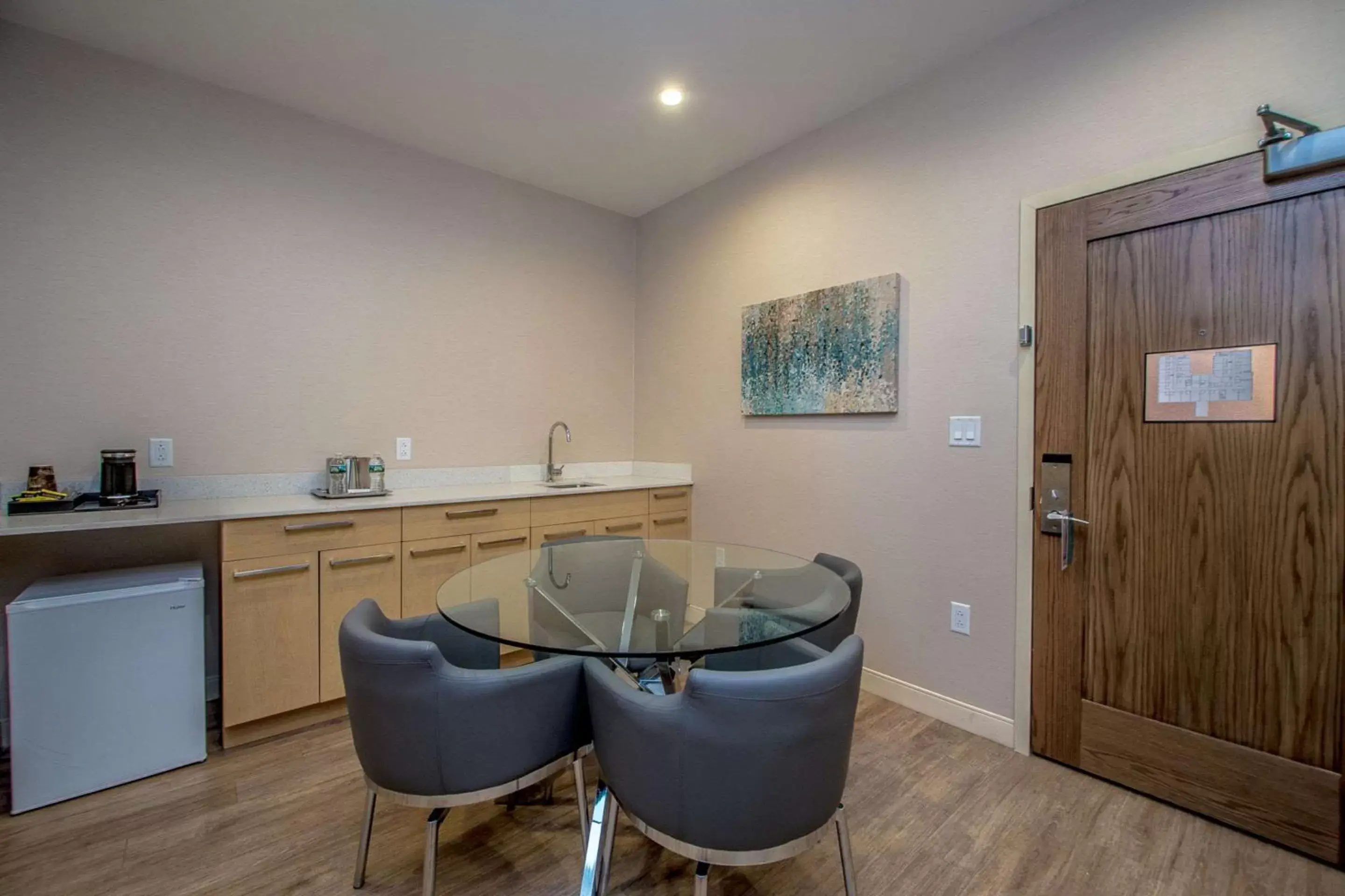 Photo of the whole room, Dining Area in The Chandler at White Mountains, Ascend Hotel Collection