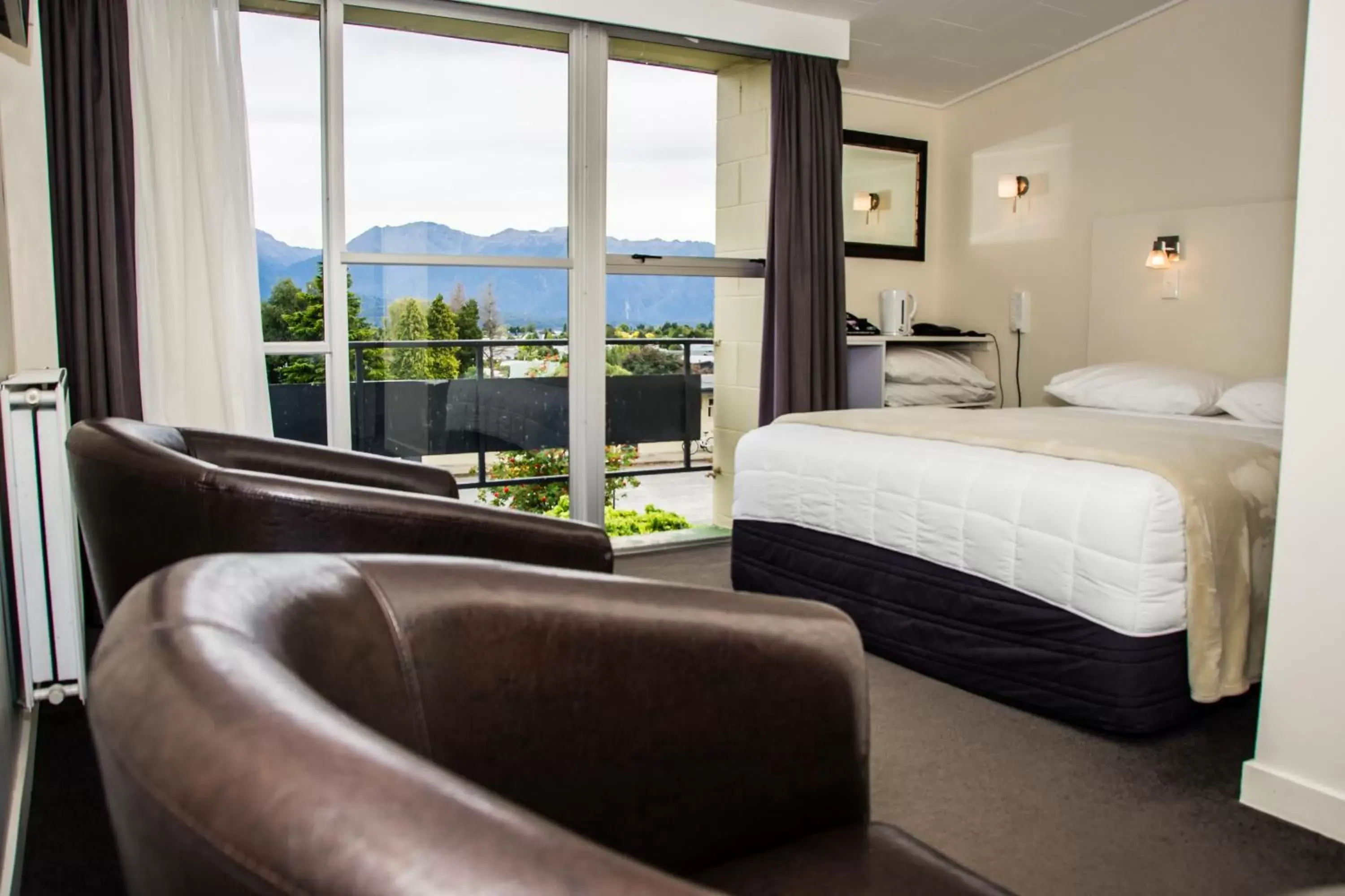 Photo of the whole room, Bed in Fiordland Hotel Photo of the whole room, Bed in Fiordland Hotel