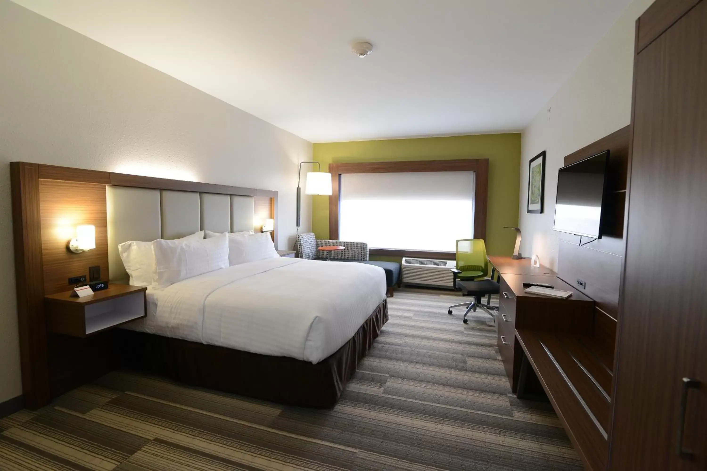Photo of the whole room, Bed in Holiday Inn Express & Suites Chicago North Shore - Niles, an IHG Hotel