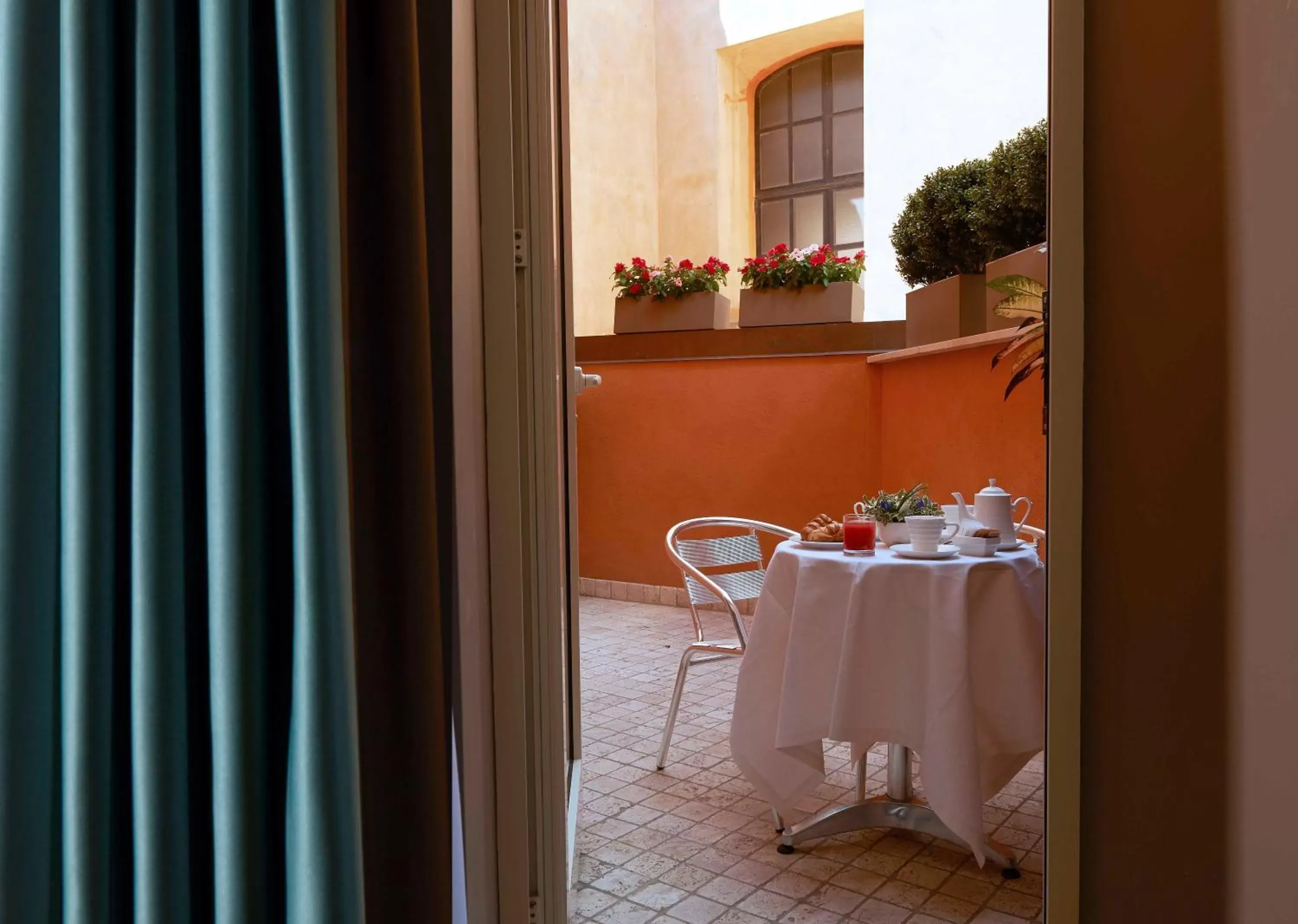 Balcony/Terrace, Coffee/Tea Facilities in Harry's Bar Trevi Hotel & Restaurant