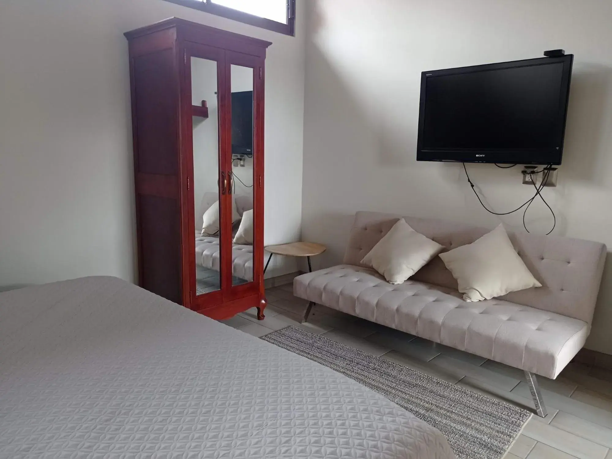 Bed, TV/Entertainment Center in Posada Antiguo Camino Real