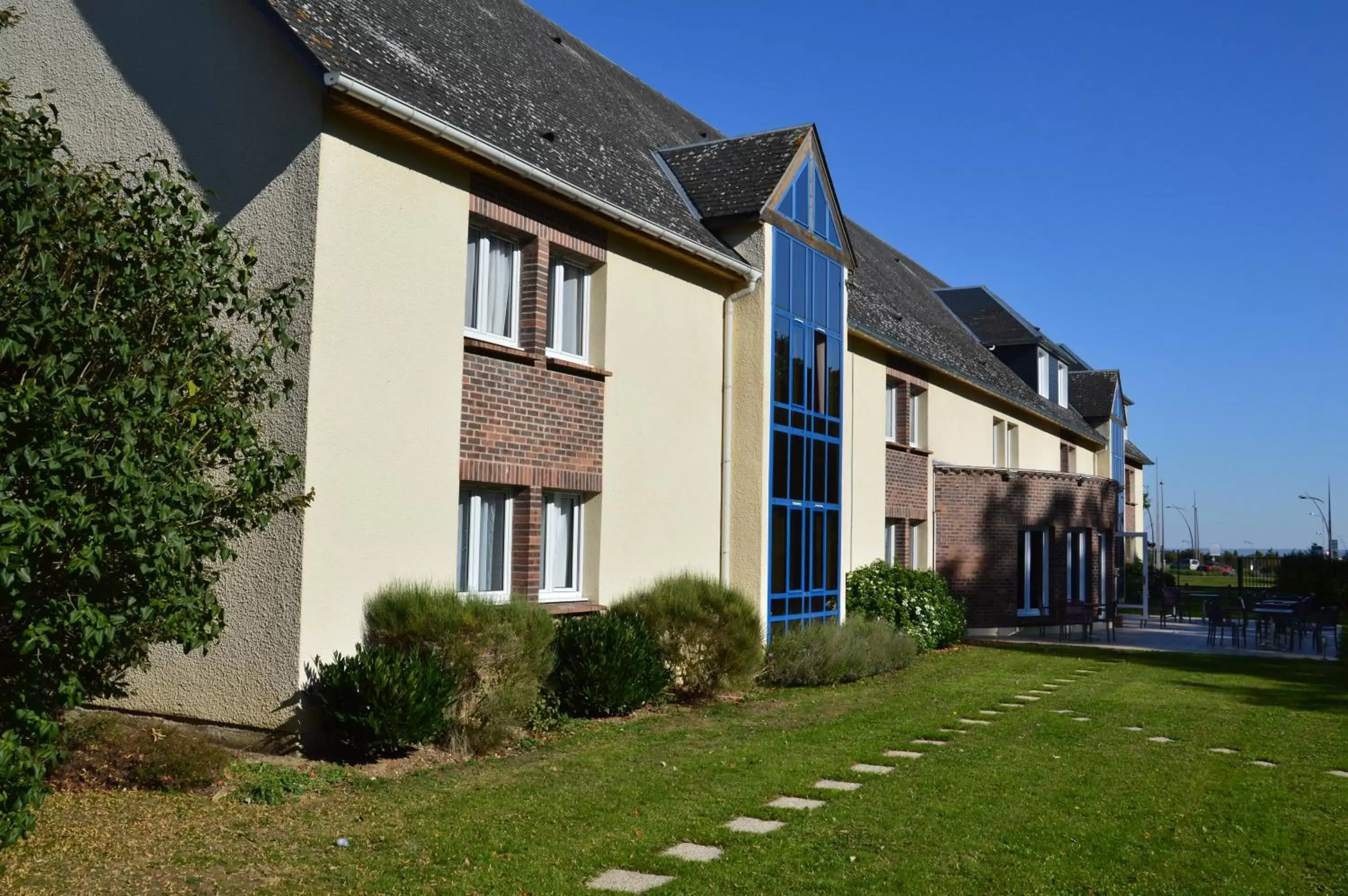 Garden, Property Building in The Originals City Hôtel, Aéroport Beauvais (ex: Inter-Hotel)