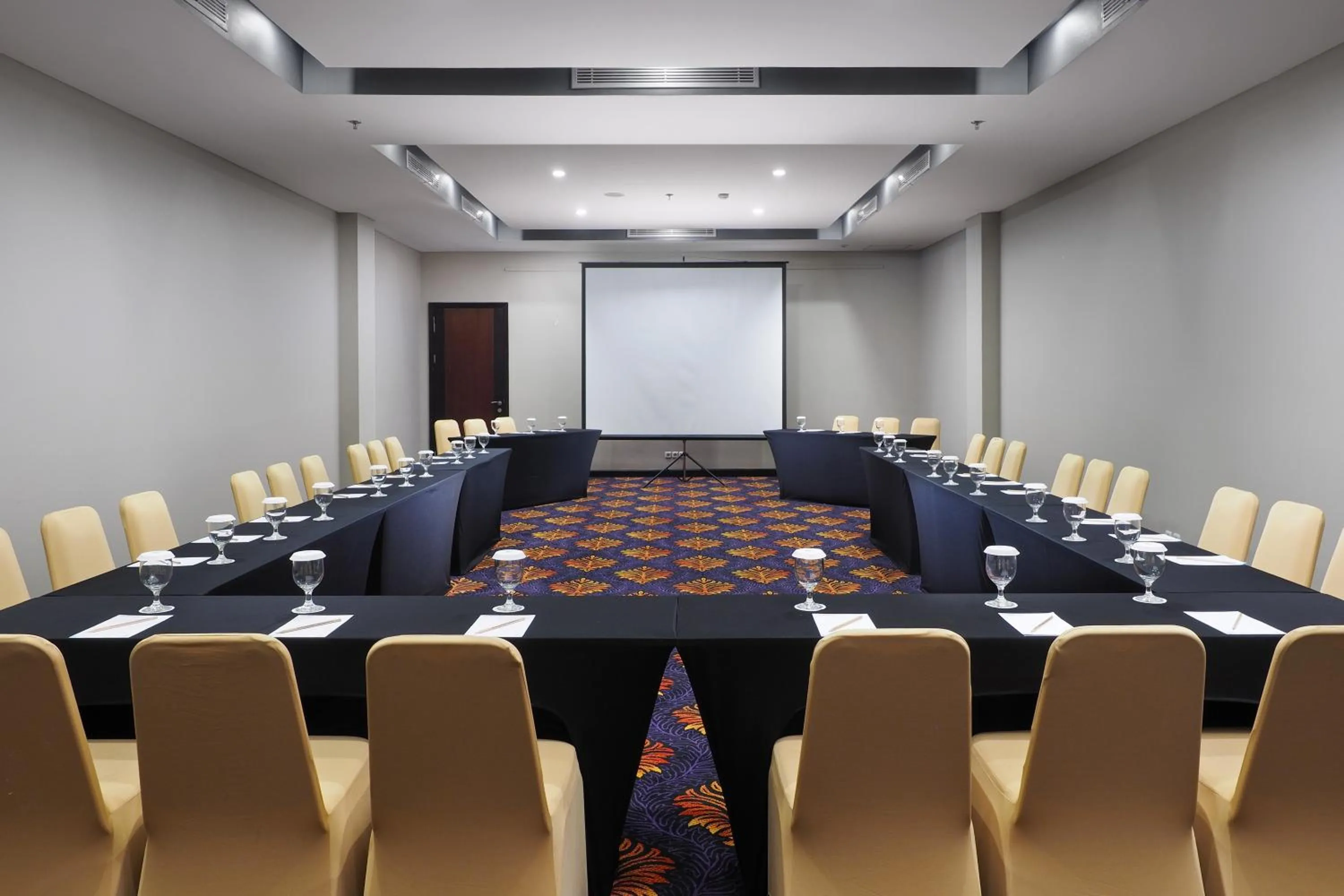 Business facilities in d'primahotel Kualanamu Airport Medan