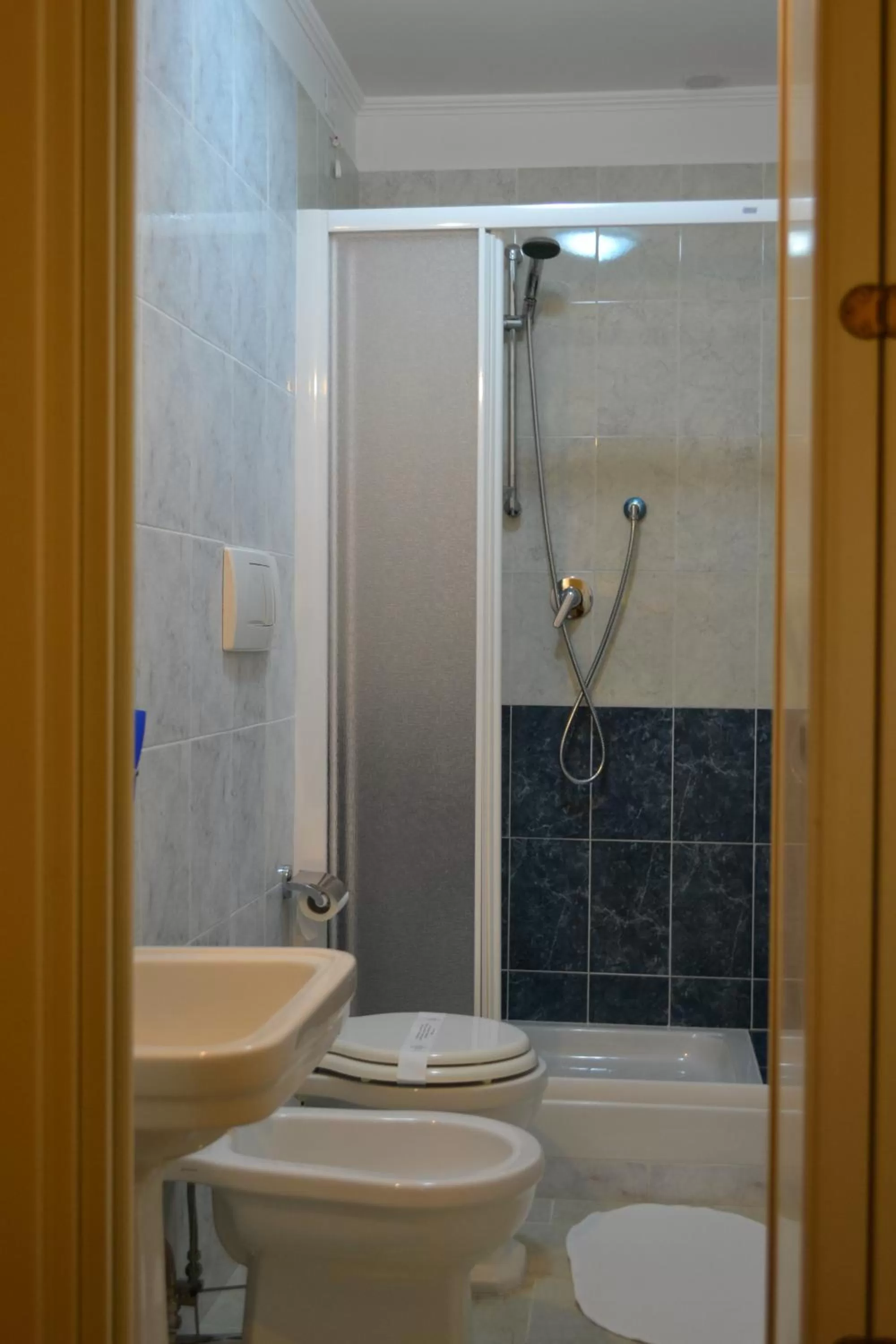 Bathroom in Tucci's Roma Guest House