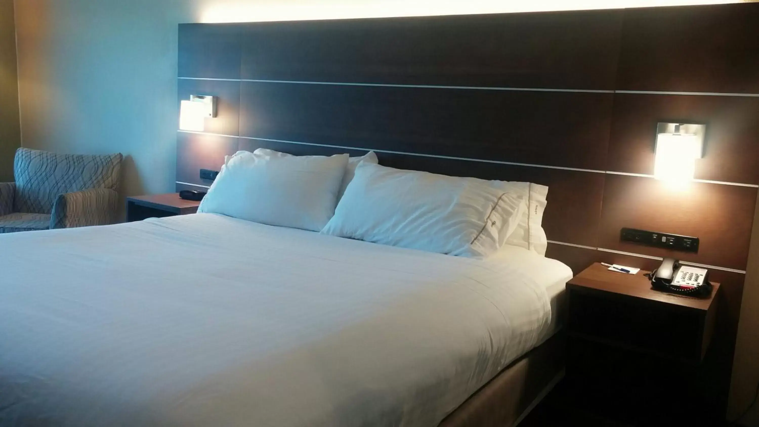 Photo of the whole room, Bed in Holiday Inn Express & Suites - Miami, an IHG Hotel