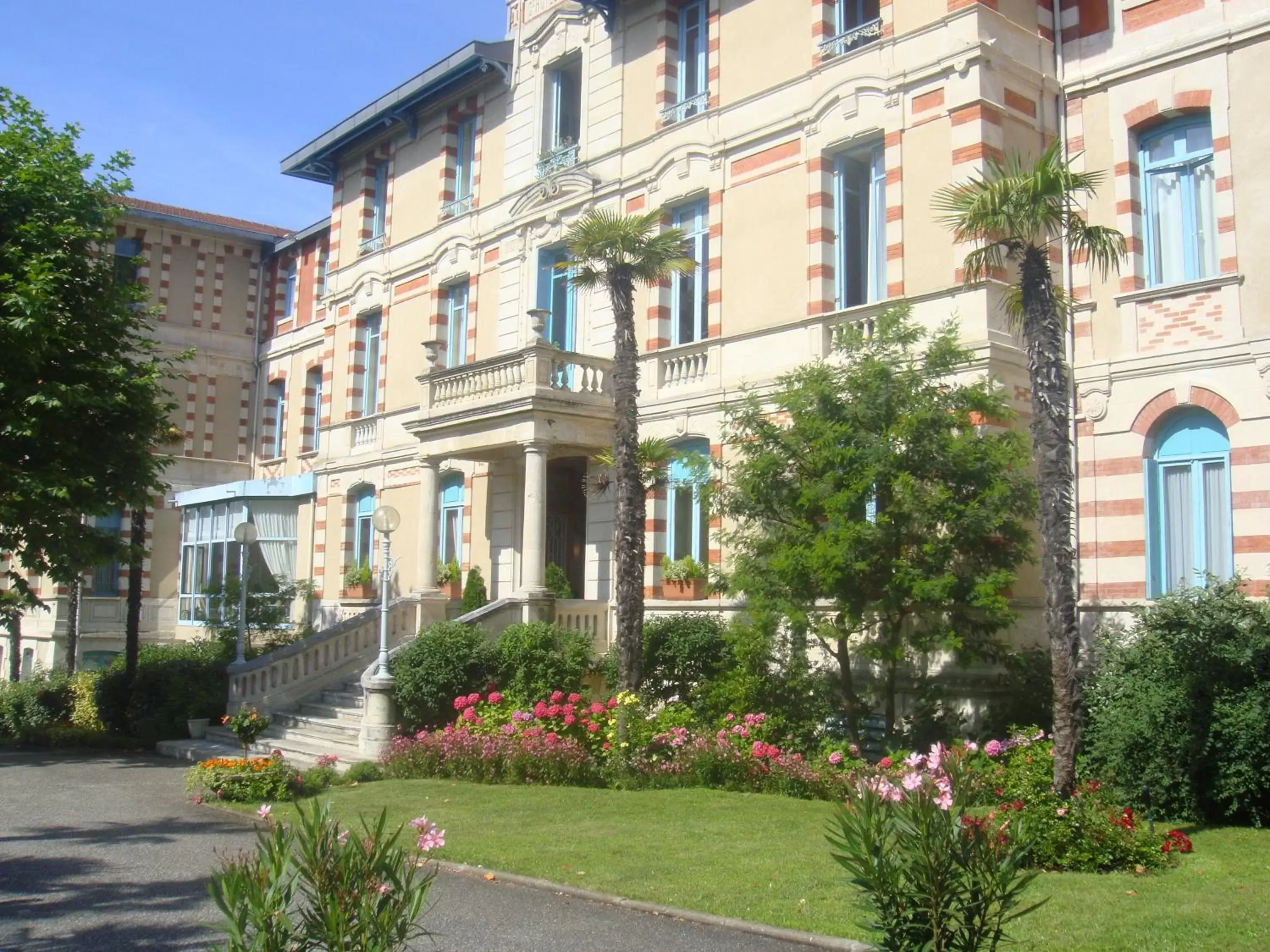 Facade/entrance, Property Building in Résidence de Tourisme Vacances Bleues Villa Regina