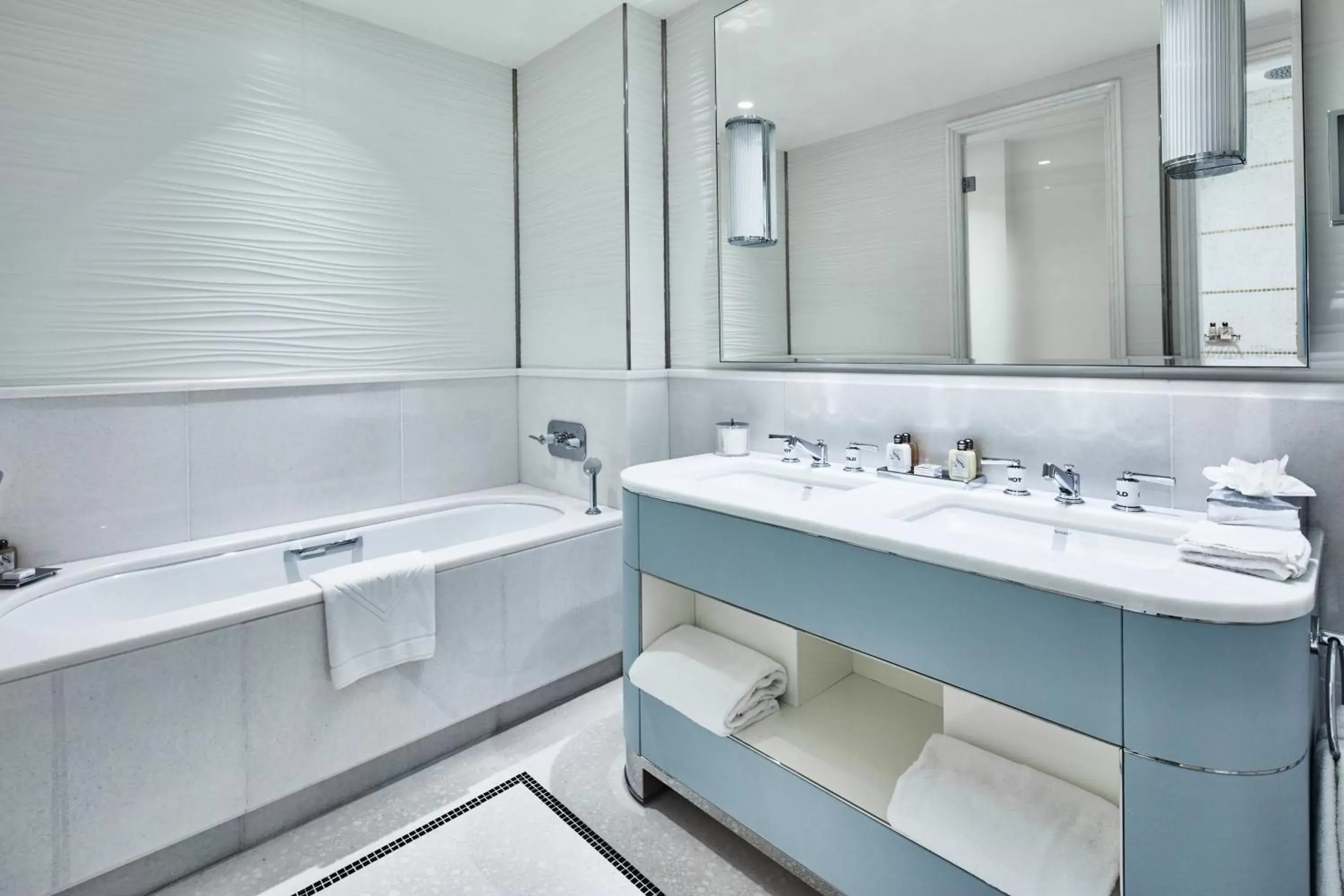 Bathroom in Hôtel Martinez, in The Unbound Collection by Hyatt