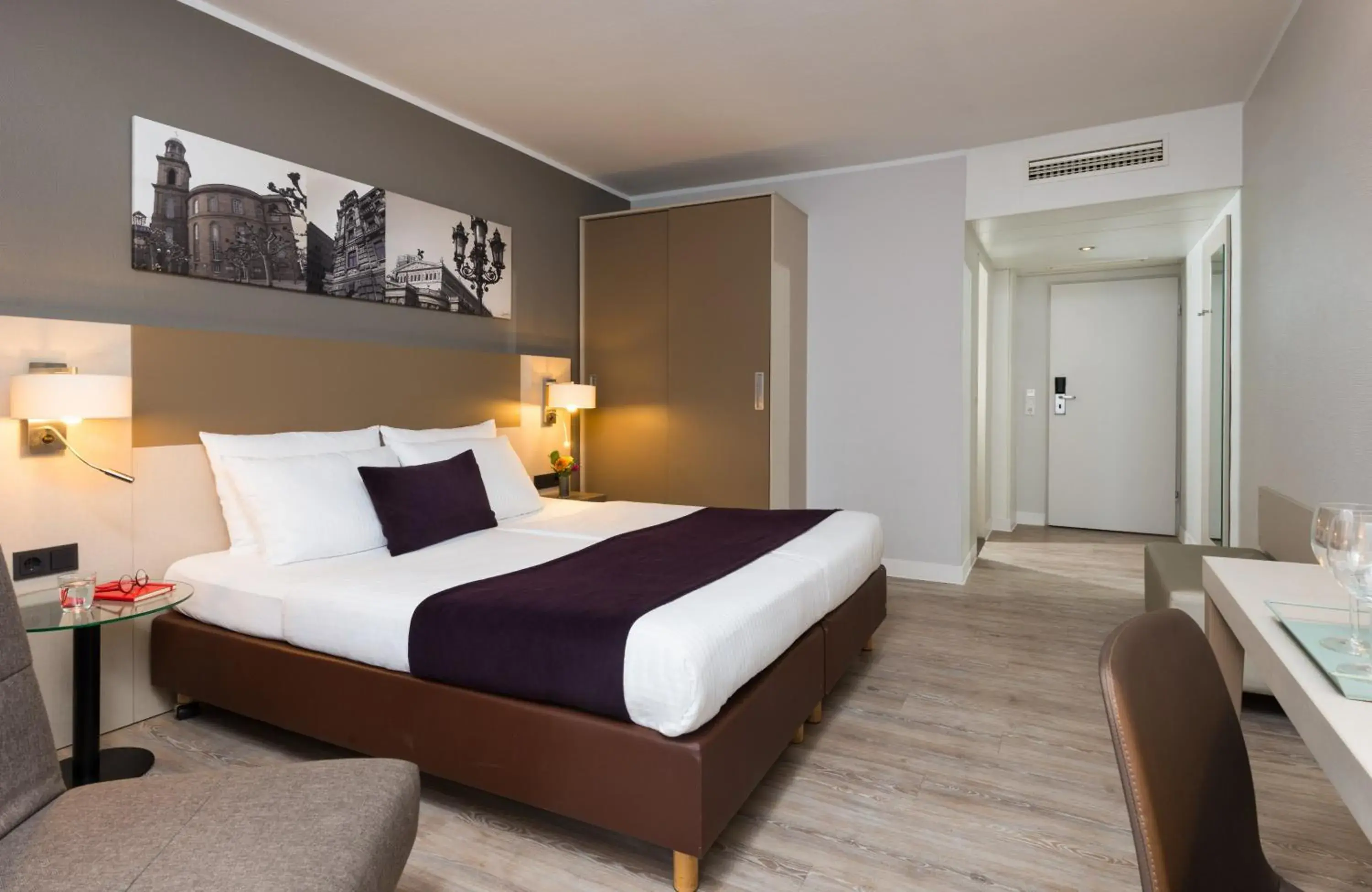 Photo of the whole room, Bed in Leonardo Hotel Frankfurt City Center