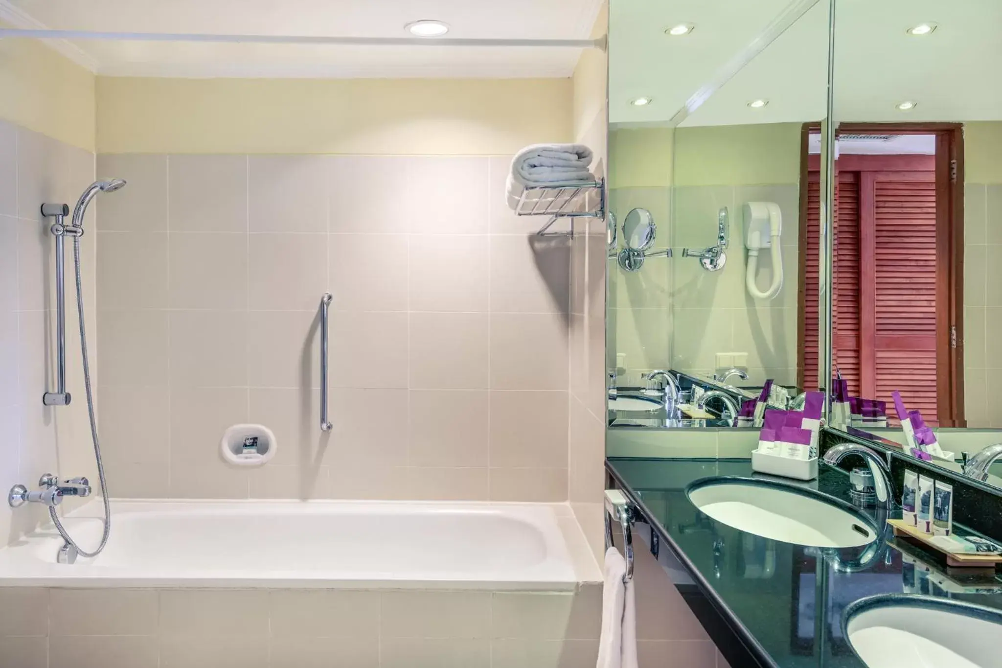 Bathroom in Mercure Jakarta Kota Bathroom in Mercure Jakarta Kota
