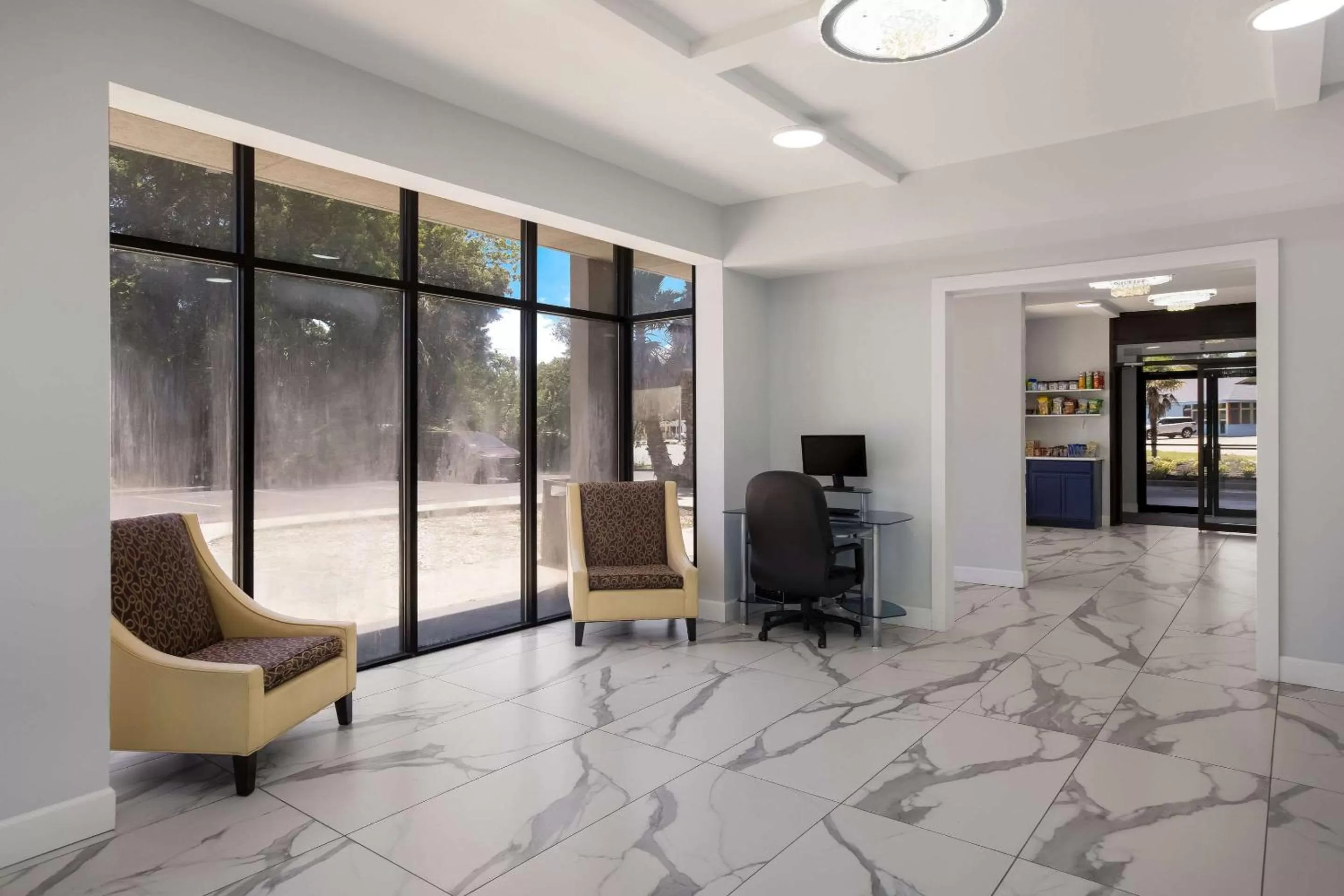 Lobby or reception in Suburban Studios Hinesville - Fort Stewart Area