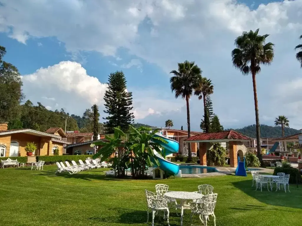Garden, Swimming Pool in Hotel Villa Monarca Inn