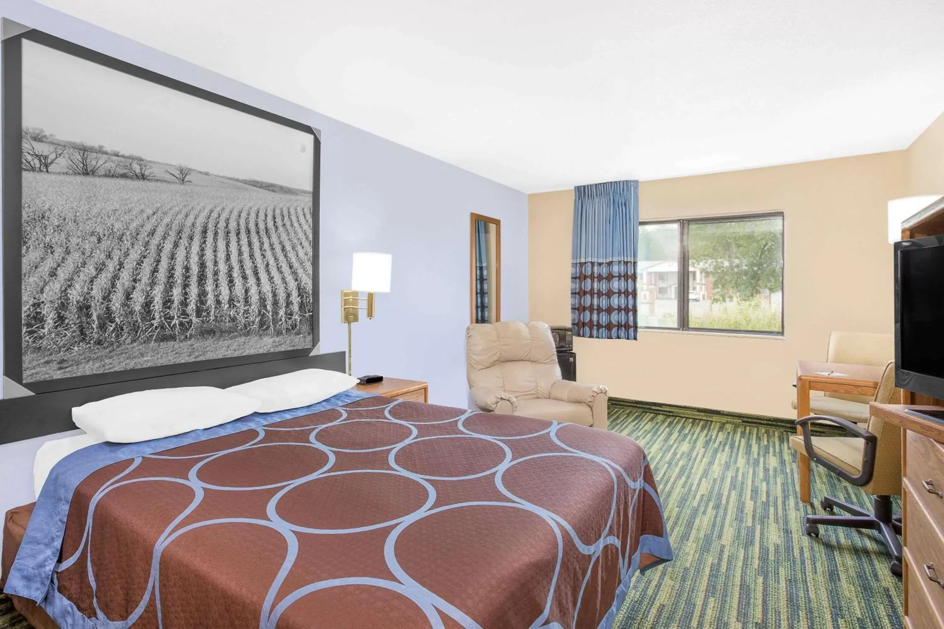 Photo of the whole room, Bed in Boarders Inn & Suites by Cobblestone Hotels Waterloo Cedar Falls