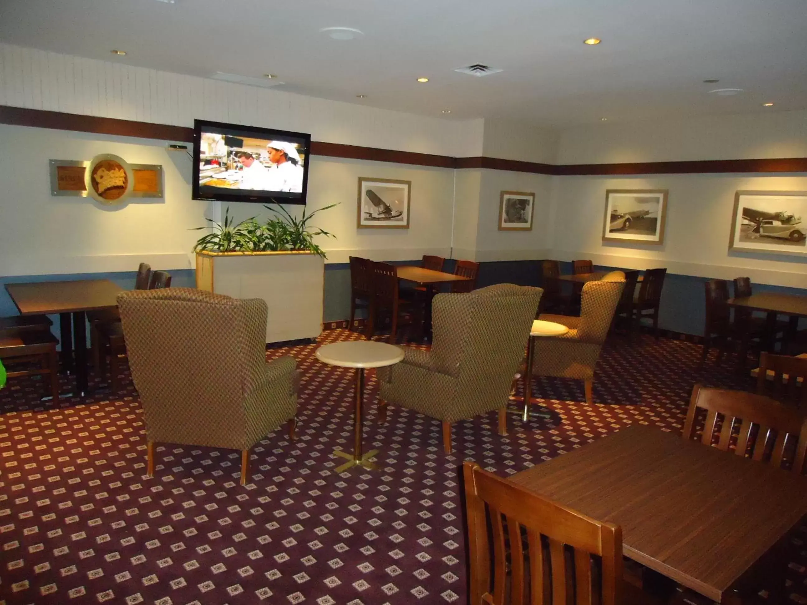 Lounge or bar, Restaurant/Places to Eat in Ramada by Wyndham Trenton