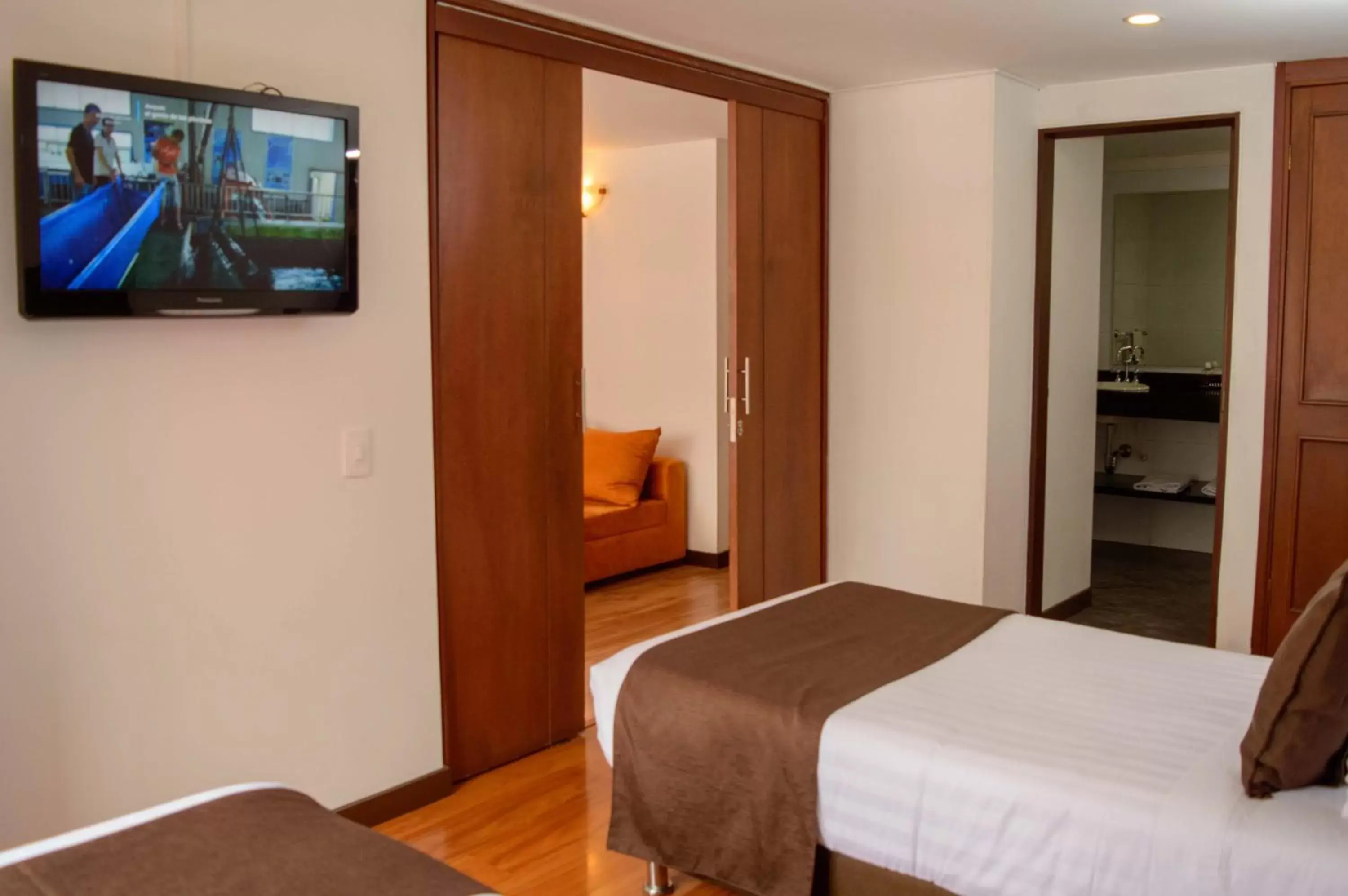 TV and multimedia, TV/Entertainment Center in Hotel Confort 80 Zona Rosa