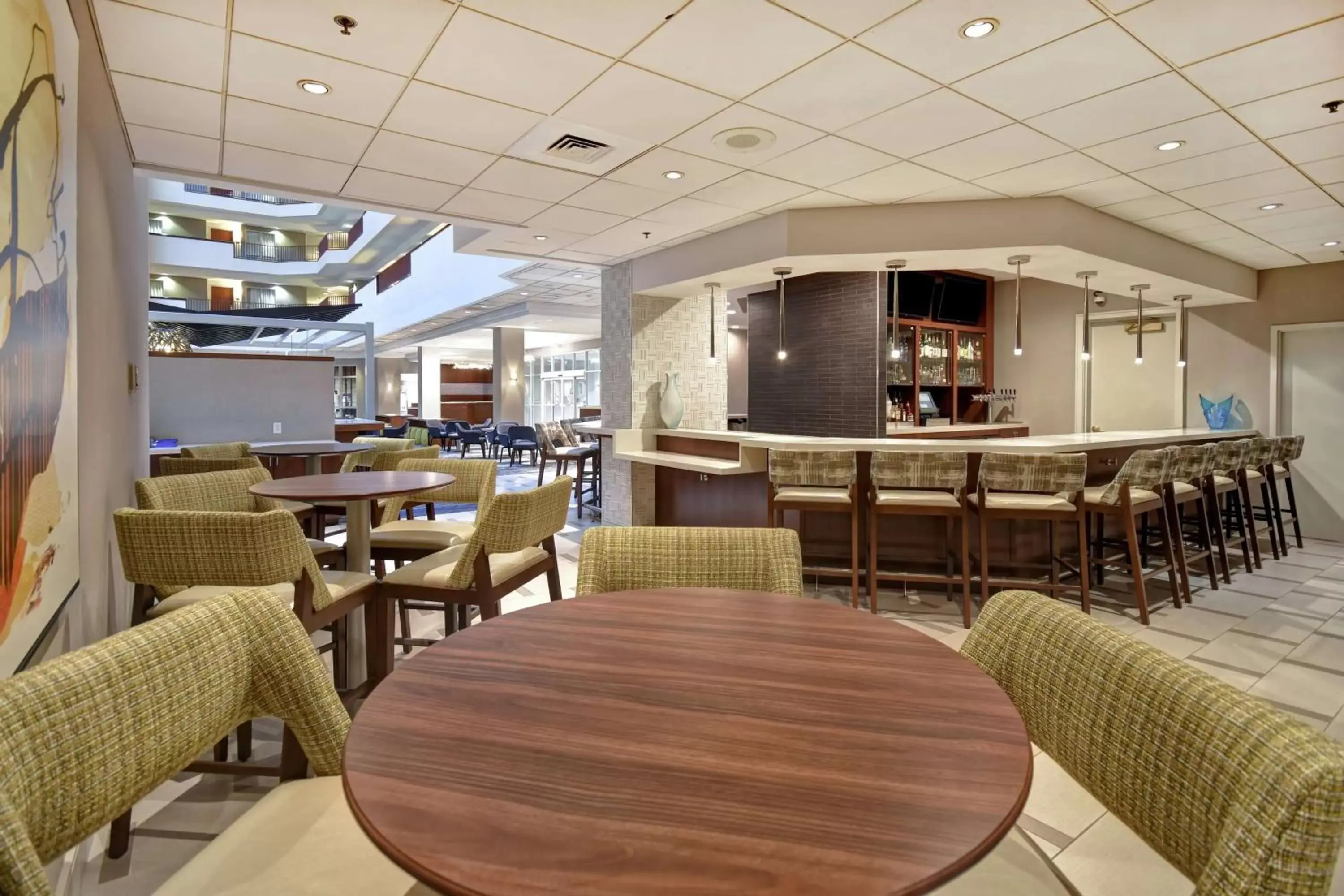 Lounge or bar, Restaurant/Places to Eat in Embassy Suites Charleston