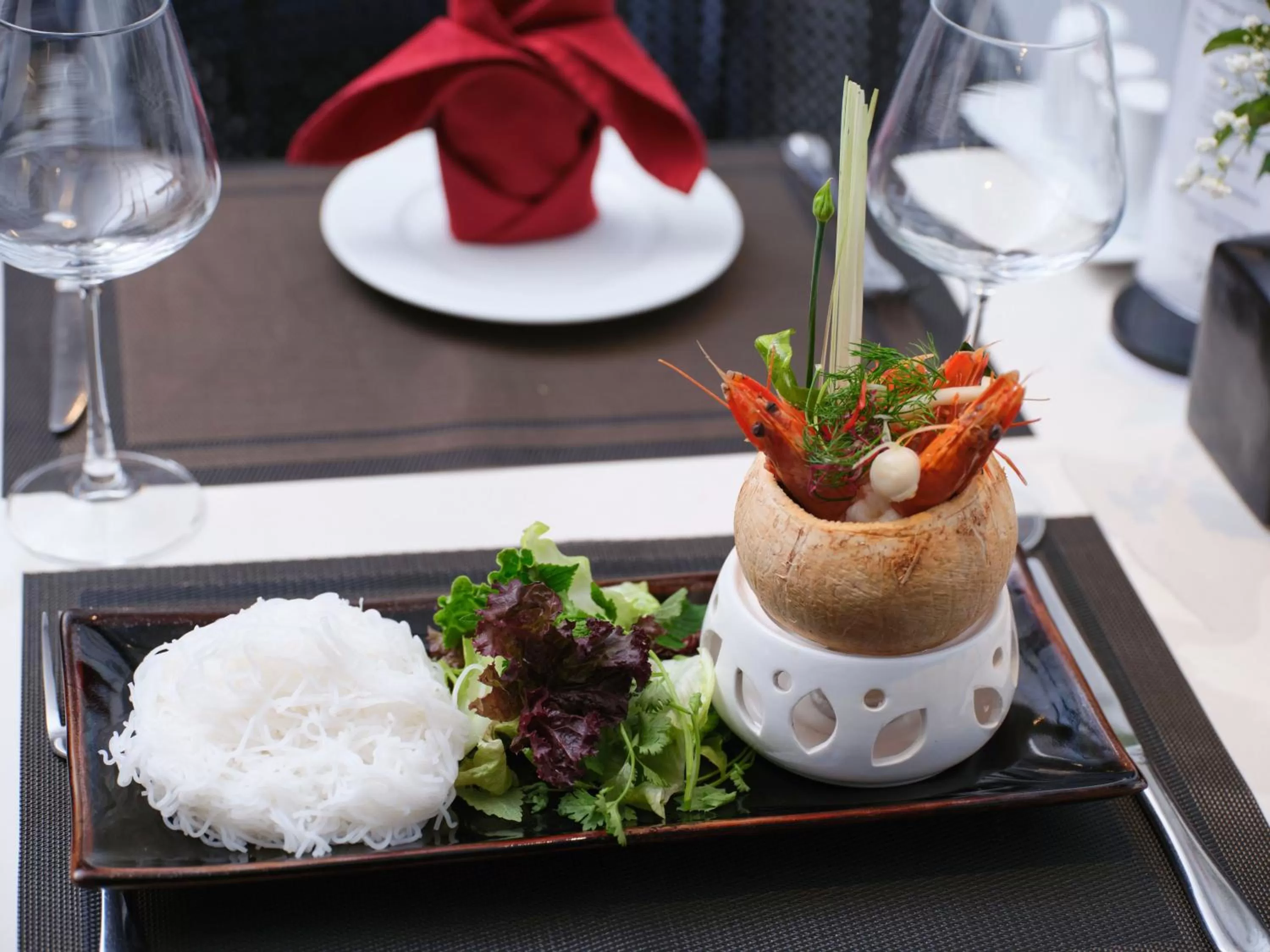 Restaurant/places to eat in Shining Central Hotel & Spa