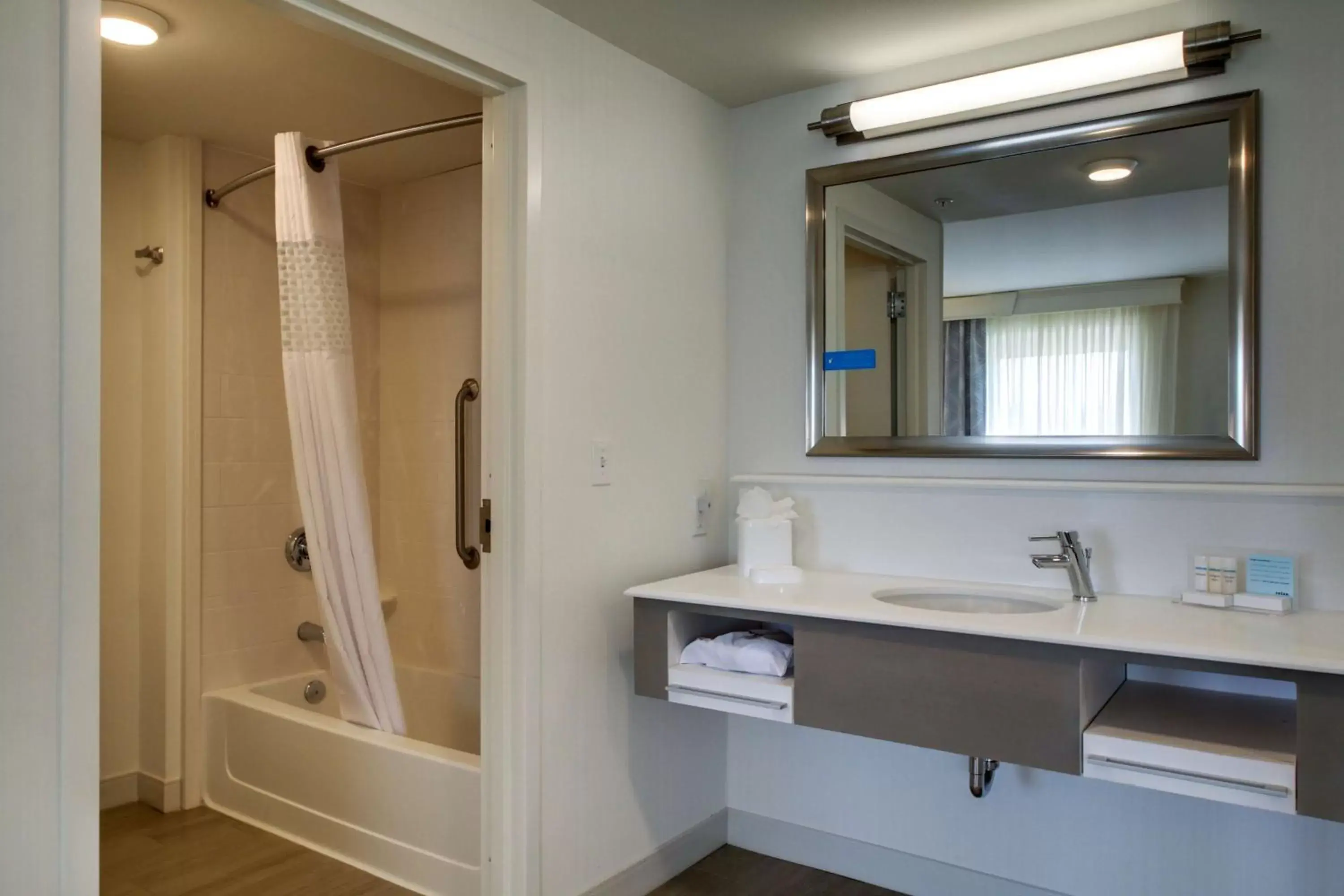Bathroom in Hampton Inn & Suites Milwaukee West