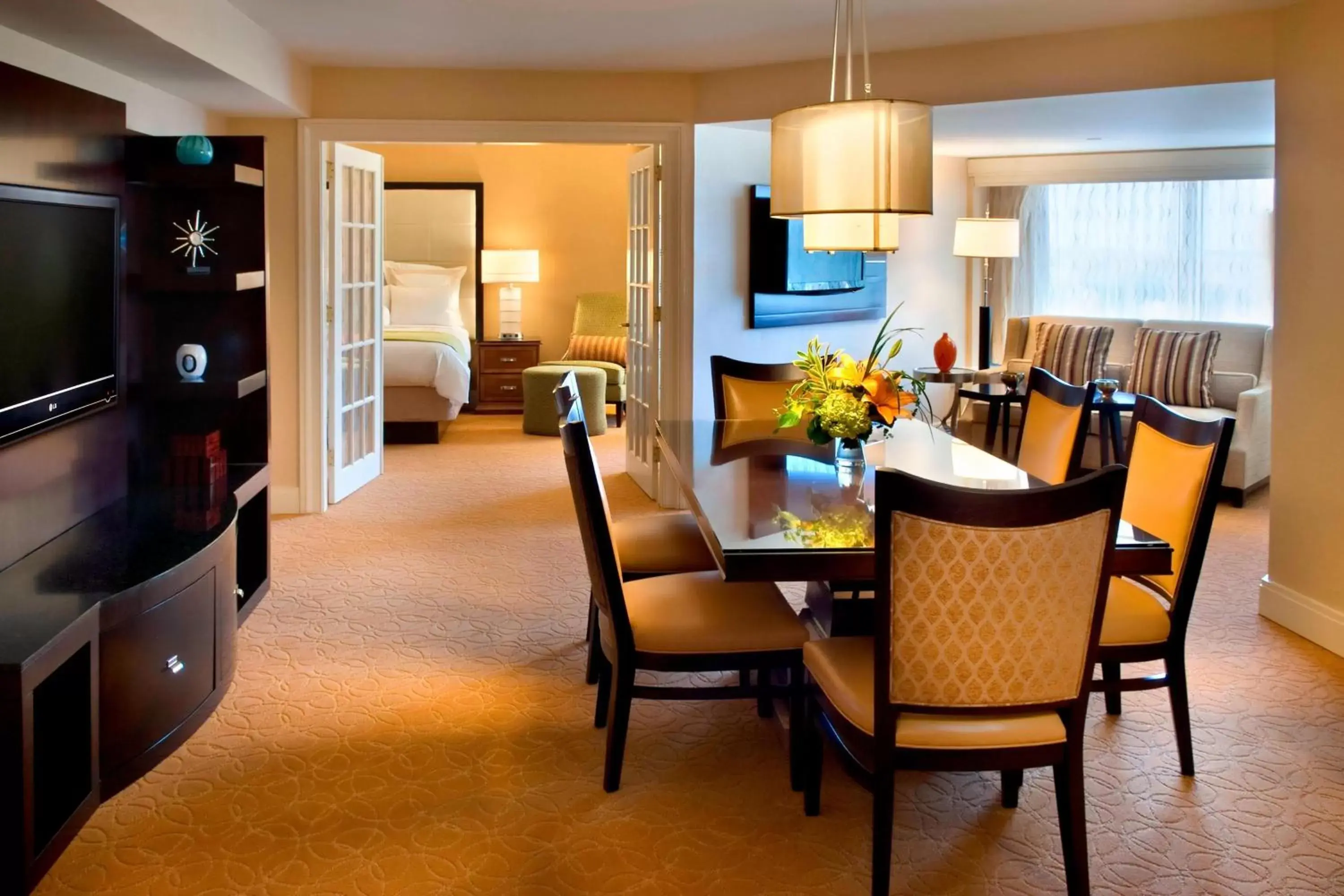 Bedroom, Dining Area in Marriott Boston Quincy