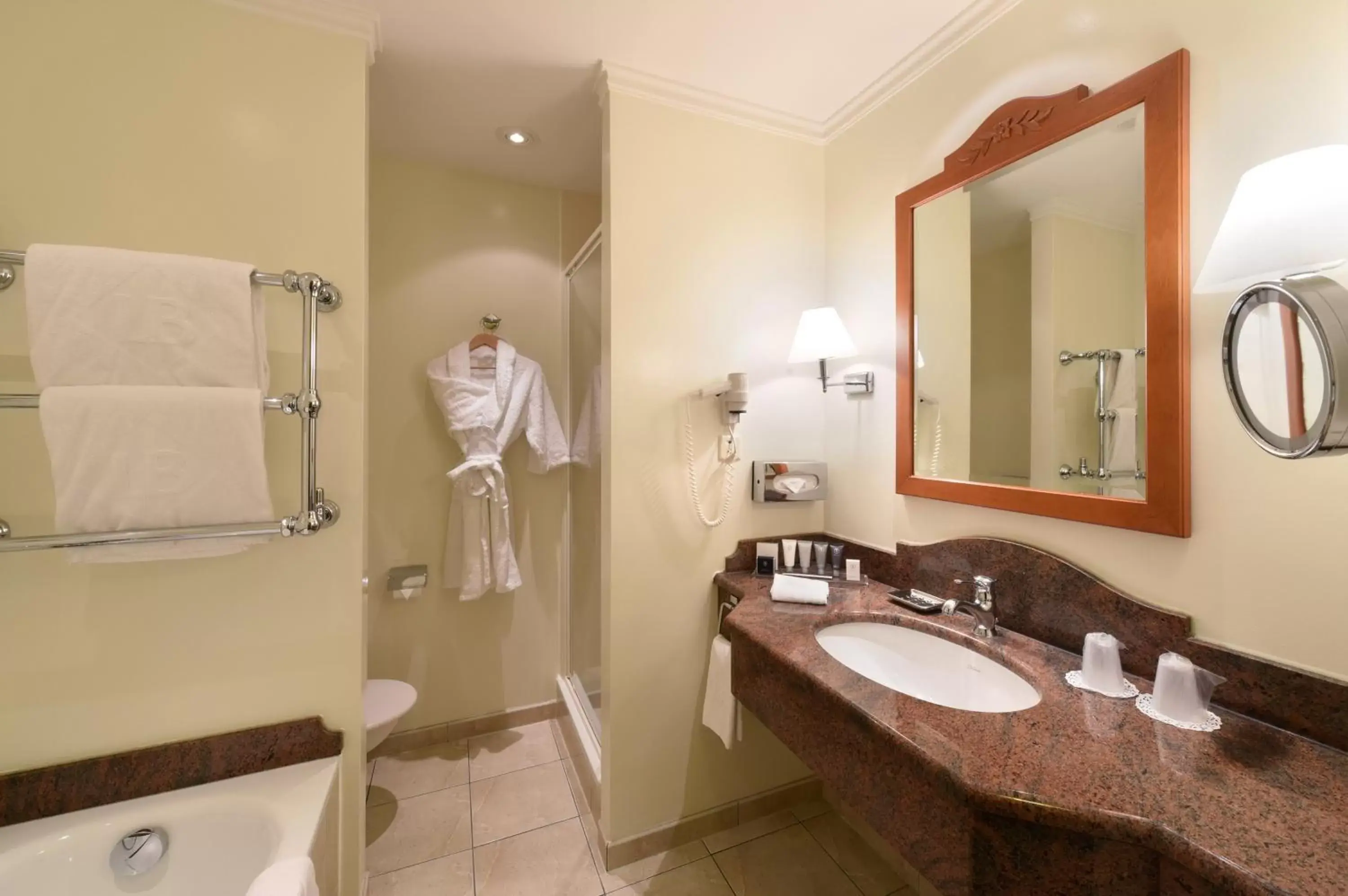 Bathroom in Hotel La Barcarolle