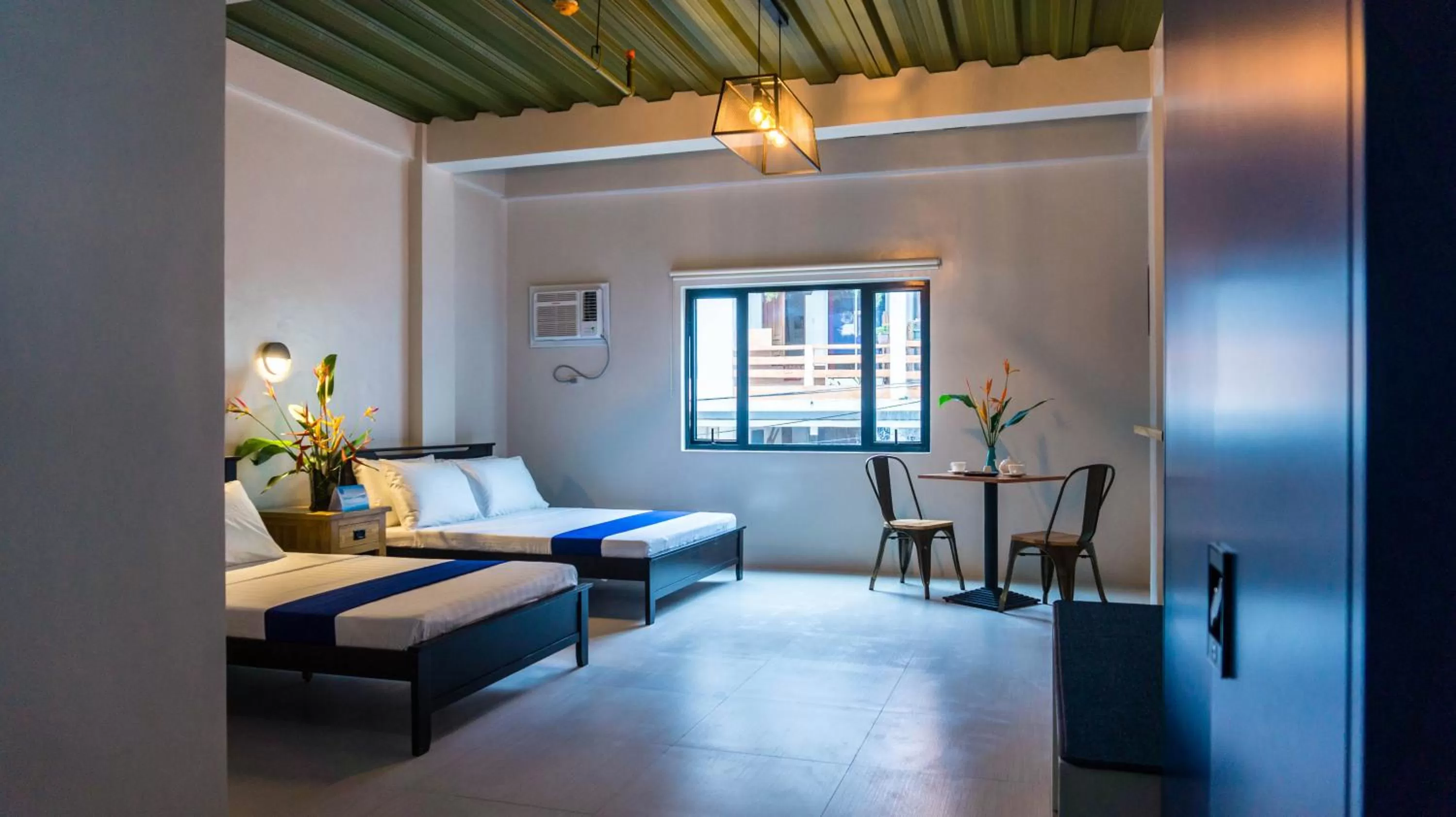 Seating area, Bed in South Anchorage Inn