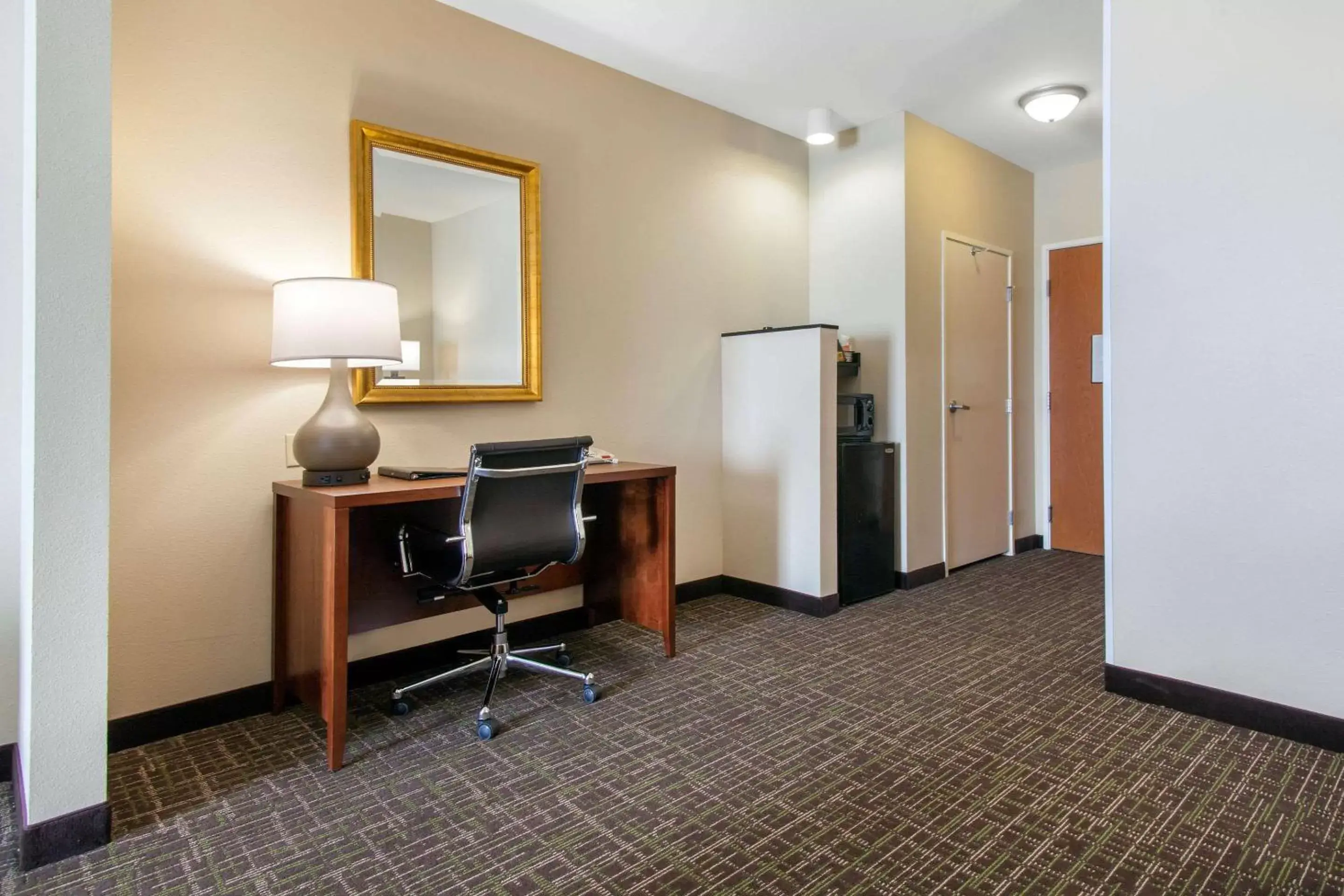 Photo of the whole room, TV/Entertainment Center in Comfort Inn & Suites Norman near University