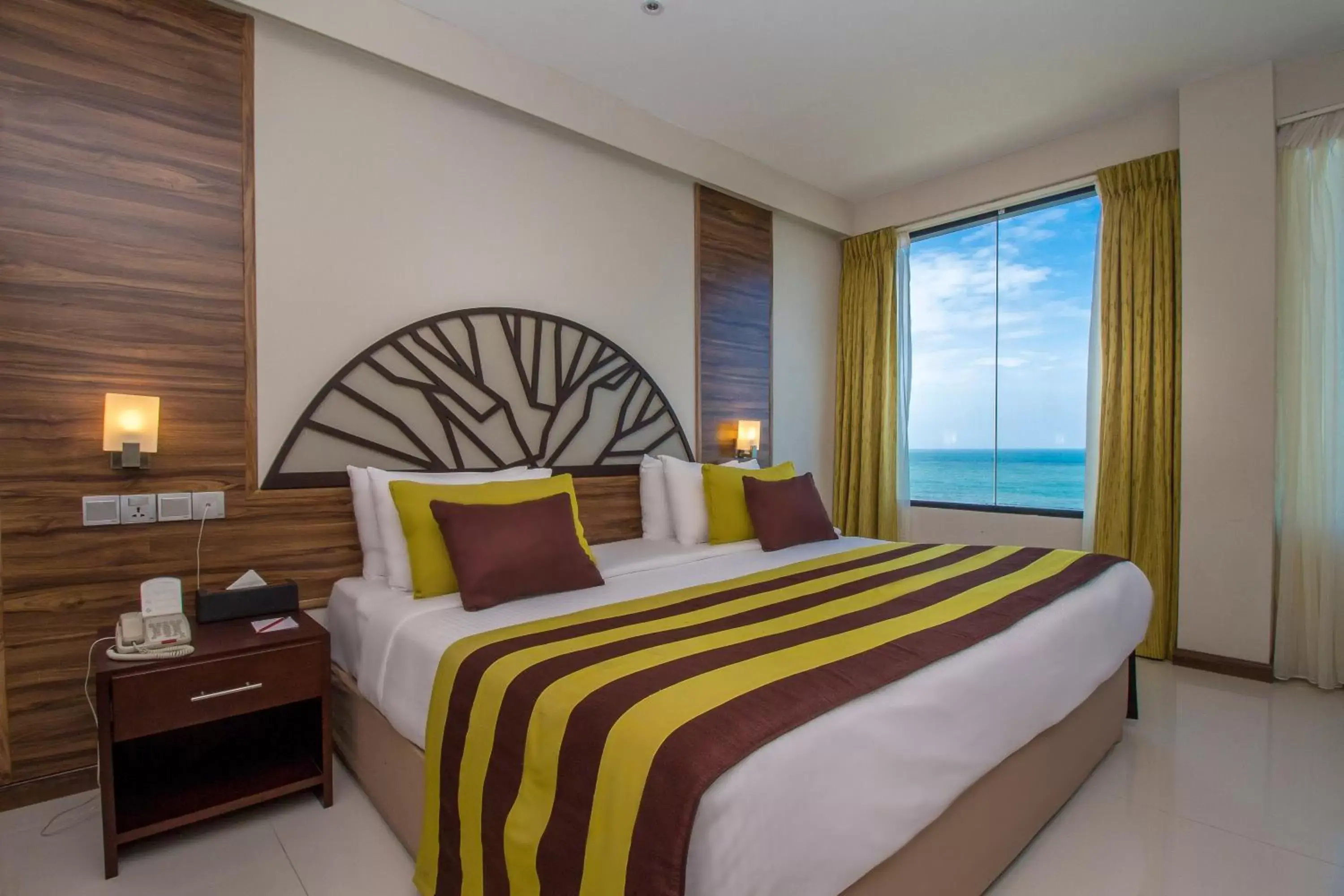 Sea view, Bed in The Ocean Colombo