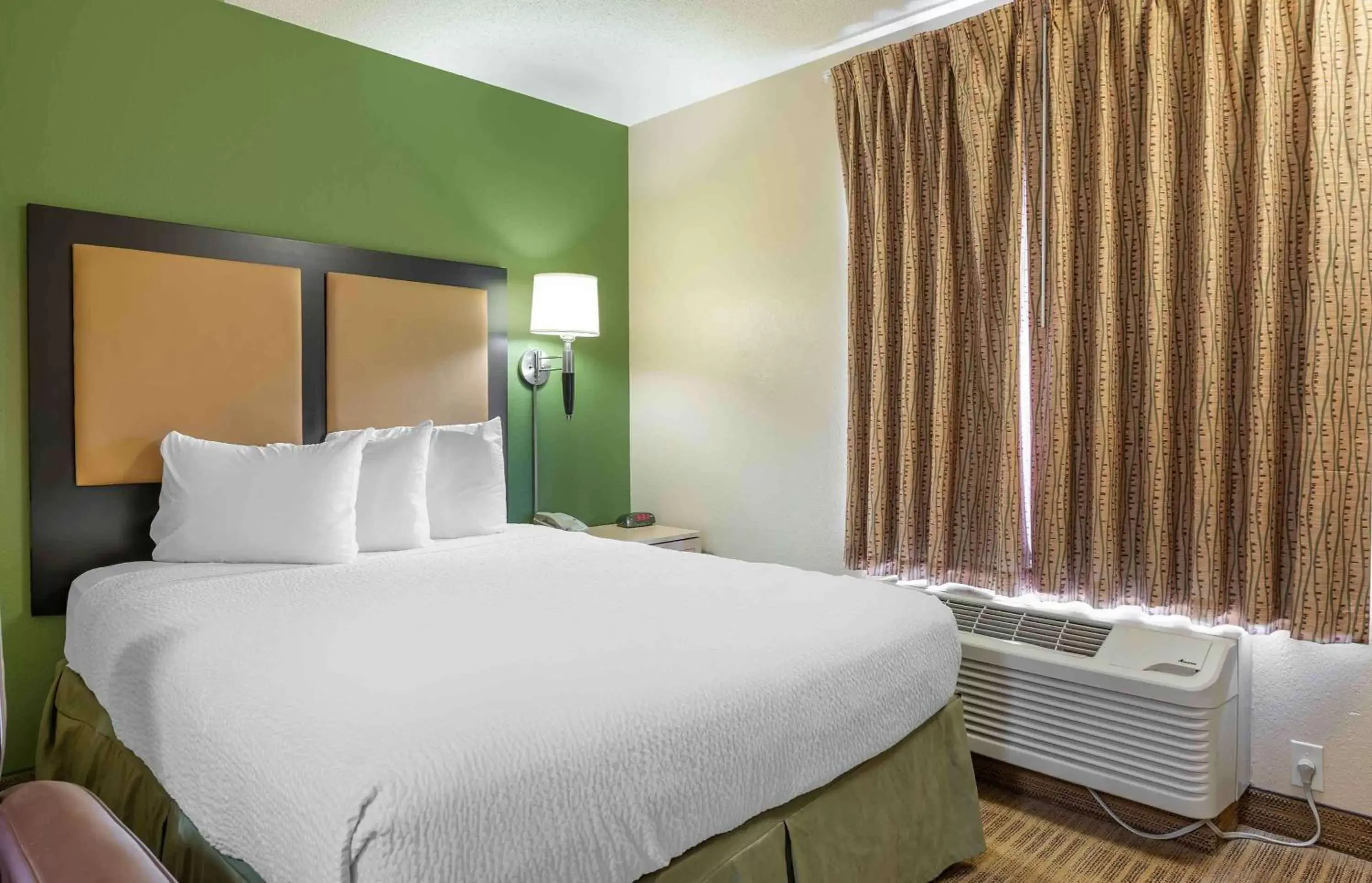 Bedroom, Bed in Extended Stay America Suites - Cincinnati - Blue Ash - Kenwood Road