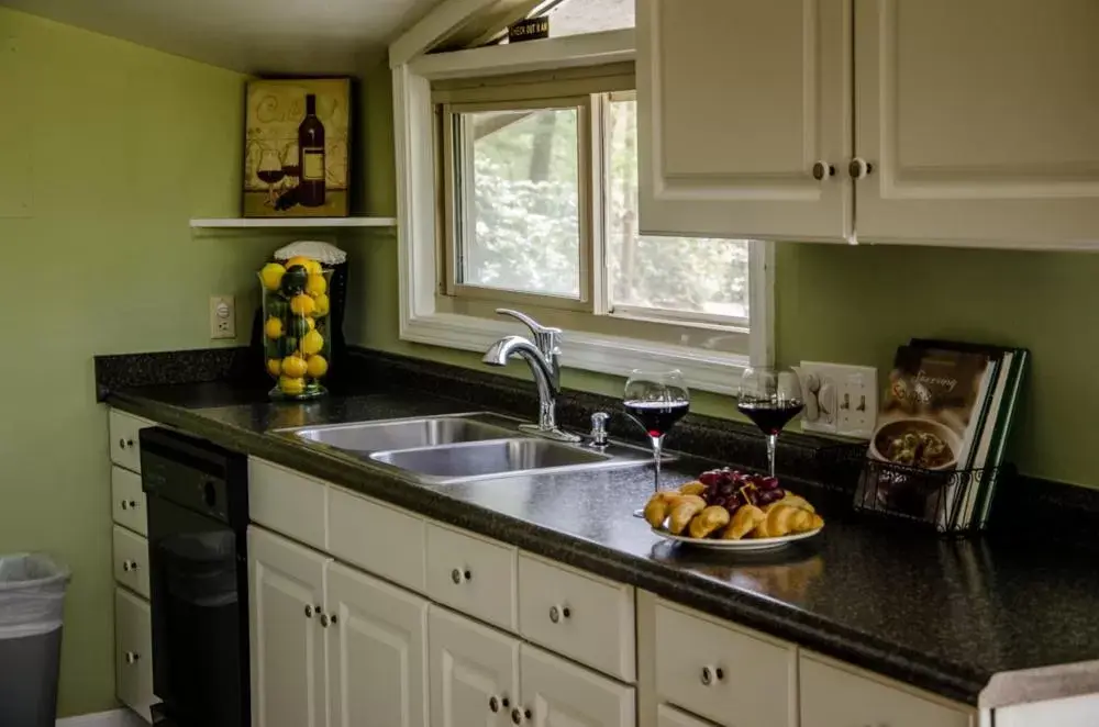 Kitchen or kitchenette, Kitchen/Kitchenette in Asheville Cabins of Willow Winds