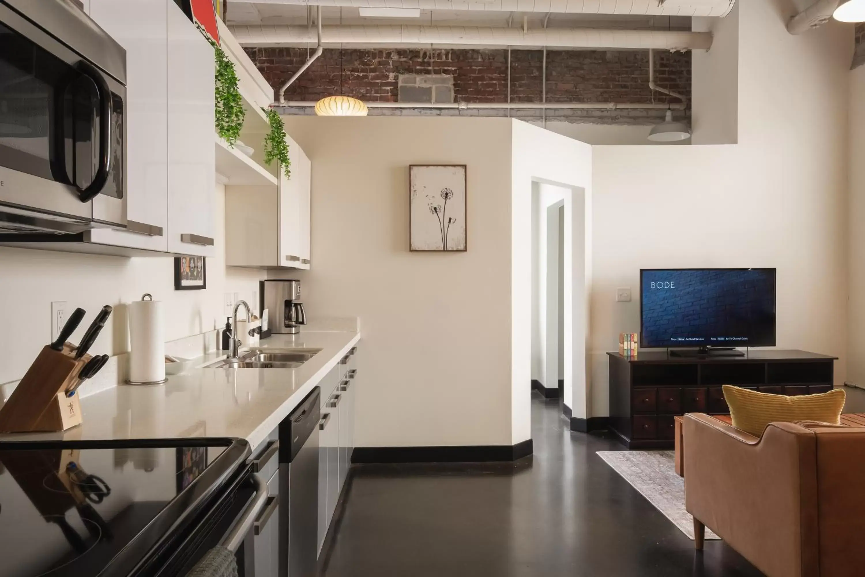 Dining area, Kitchen/Kitchenette in Hotel Clemons, formerly Bode Chattanooga